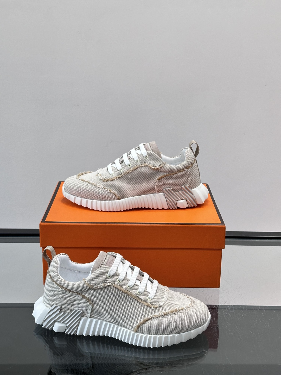 👟爱马仕Bouncing系列运动鞋，牛仔面料。撞色超有型！鞋底是轻盈橡胶，“H”字母超吸睛，活力满满✨，