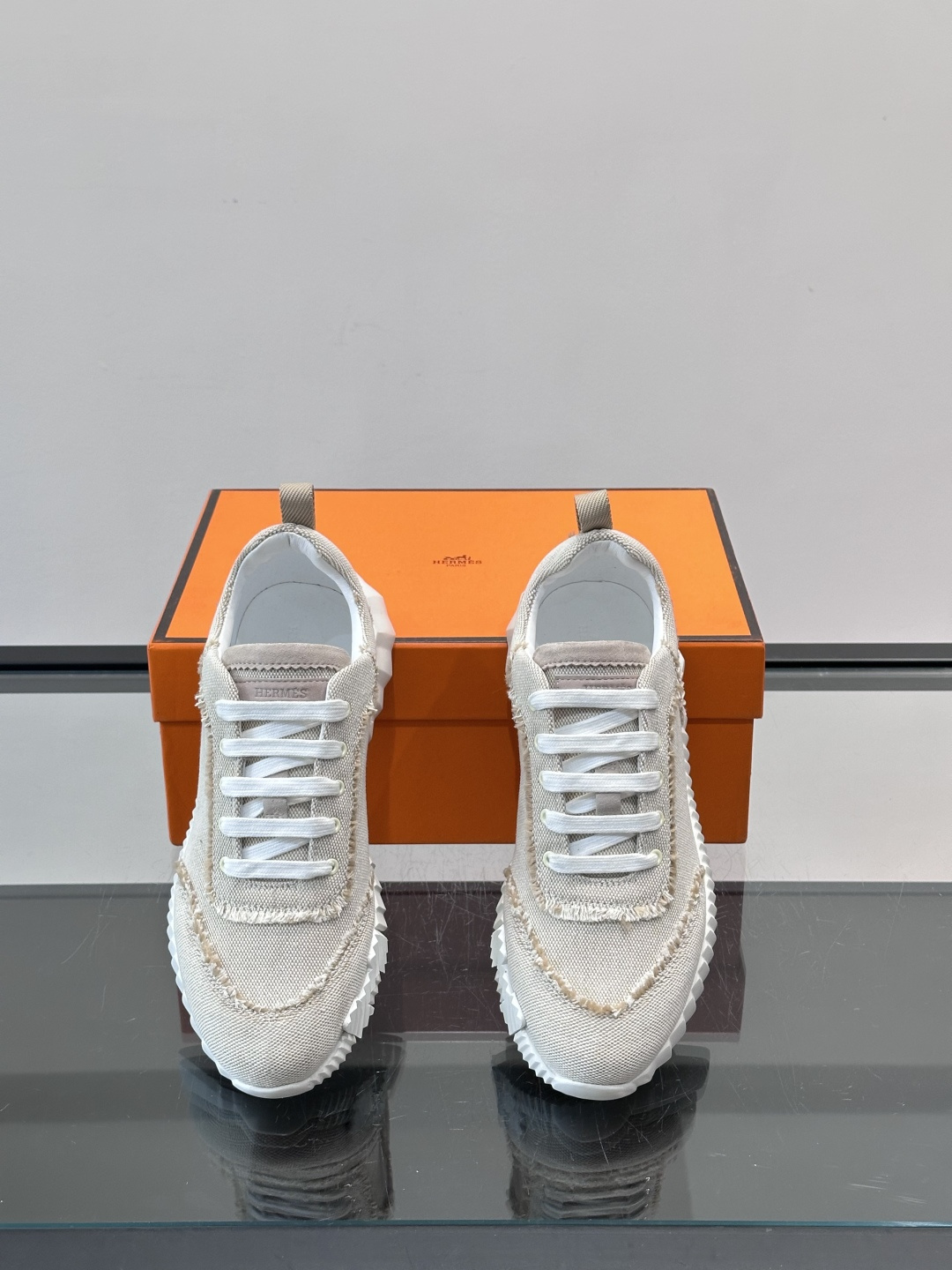 👟爱马仕Bouncing系列运动鞋，牛仔面料。撞色超有型！鞋底是轻盈橡胶，“H”字母超吸睛，活力满满✨，