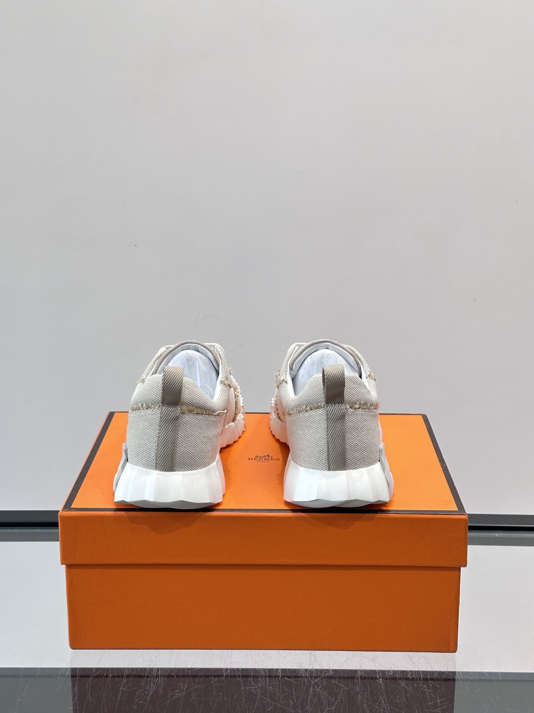 👟爱马仕Bouncing系列运动鞋，牛仔面料。撞色超有型！鞋底是轻盈橡胶，“H”字母超吸睛，活力满满✨，