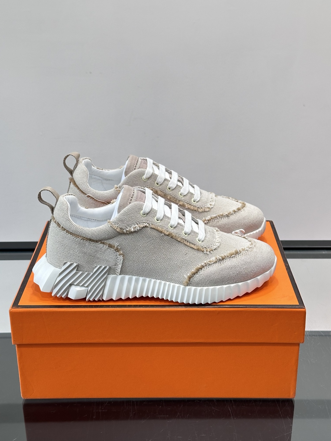 👟爱马仕Bouncing系列运动鞋，牛仔面料。撞色超有型！鞋底是轻盈橡胶，“H”字母超吸睛，活力满满✨，