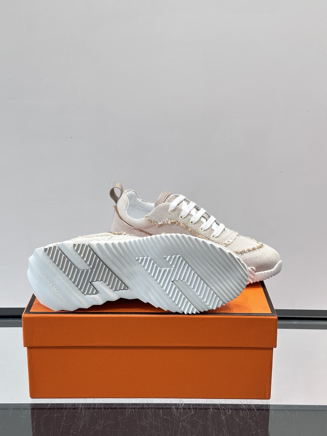 👟爱马仕Bouncing系列运动鞋，牛仔面料。撞色超有型！鞋底是轻盈橡胶，“H”字母超吸睛，活力满满✨，