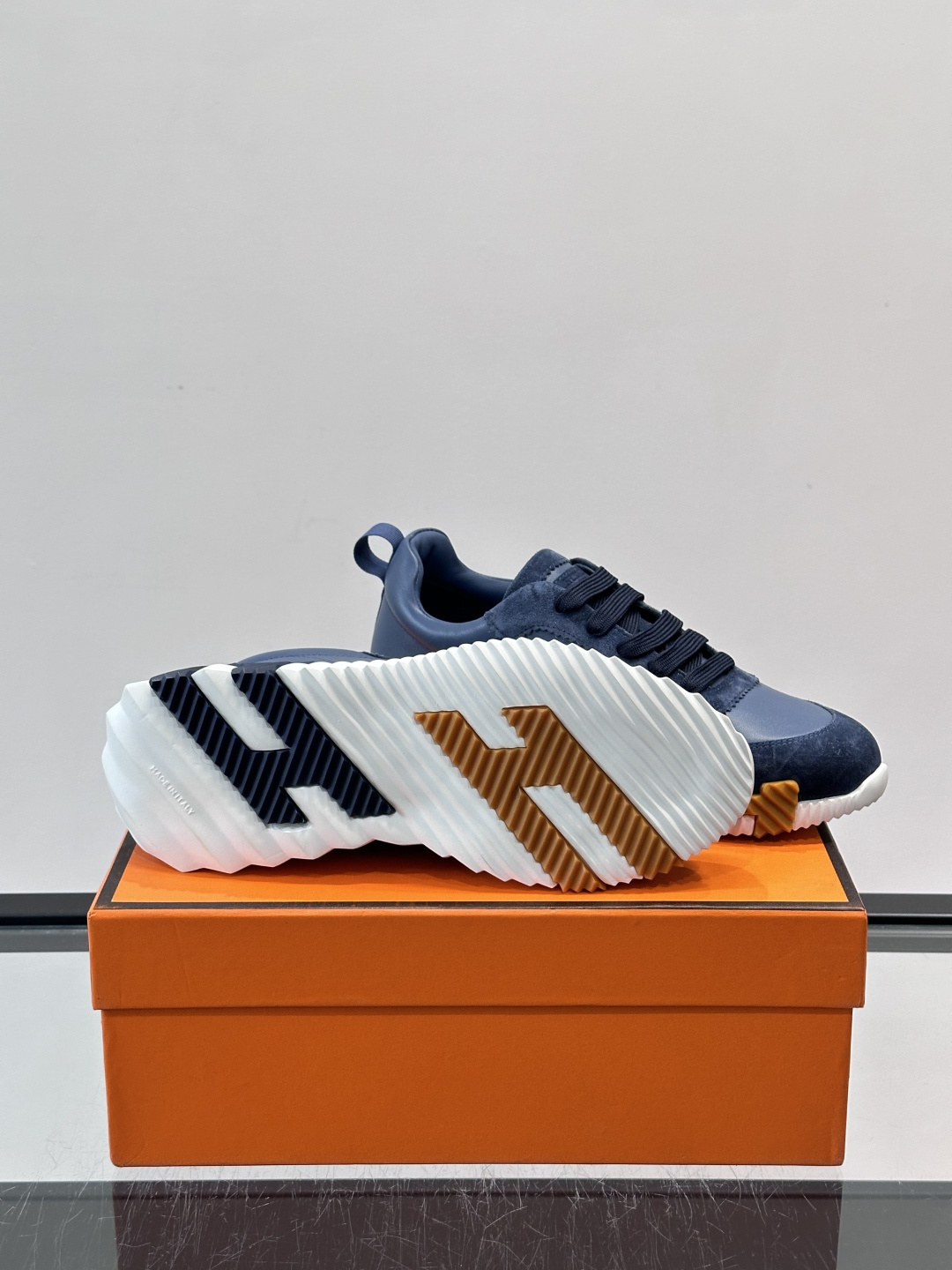 👟爱马仕Bouncing系列运动鞋，牛皮面料。撞色超有型！鞋底是轻盈橡胶，“H”字母超吸睛，活力满满✨，