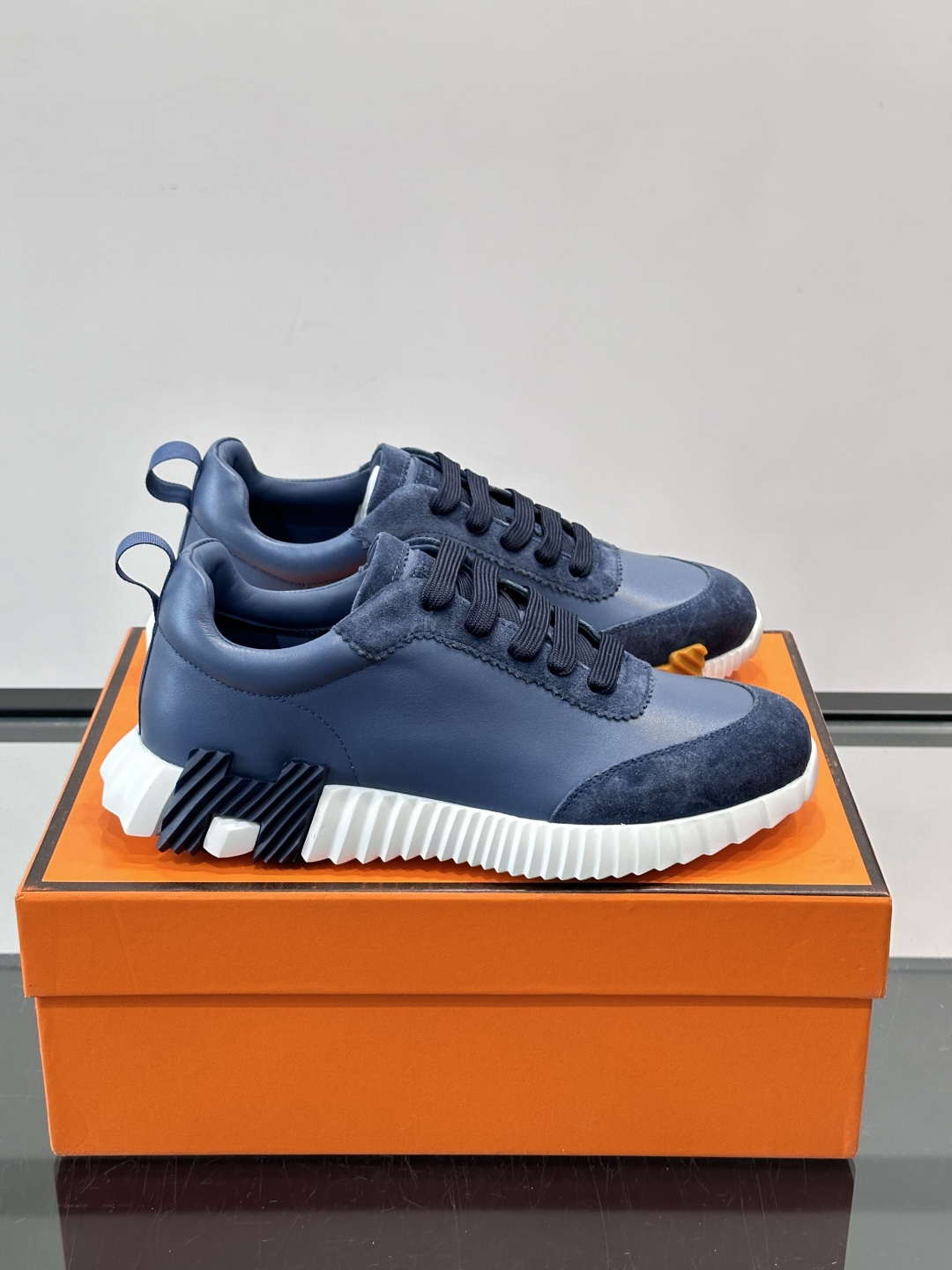 👟爱马仕Bouncing系列运动鞋，牛皮面料。撞色超有型！鞋底是轻盈橡胶，“H”字母超吸睛，活力满满✨，