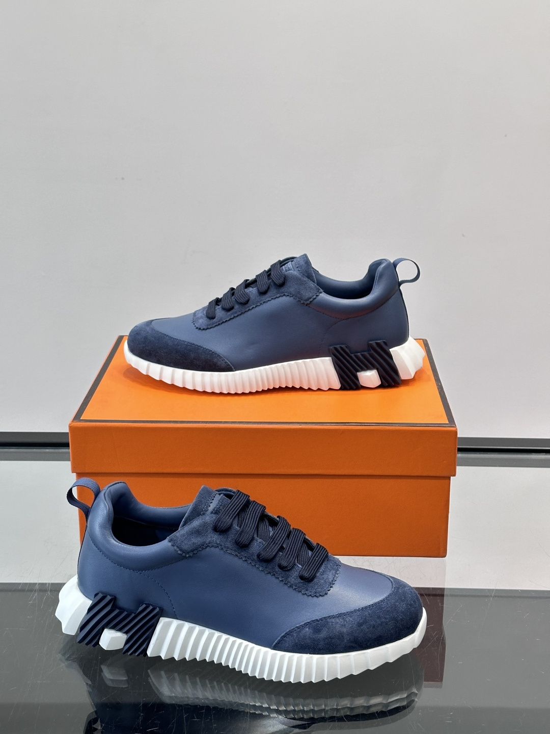 👟爱马仕Bouncing系列运动鞋，牛皮面料。撞色超有型！鞋底是轻盈橡胶，“H”字母超吸睛，活力满满✨，