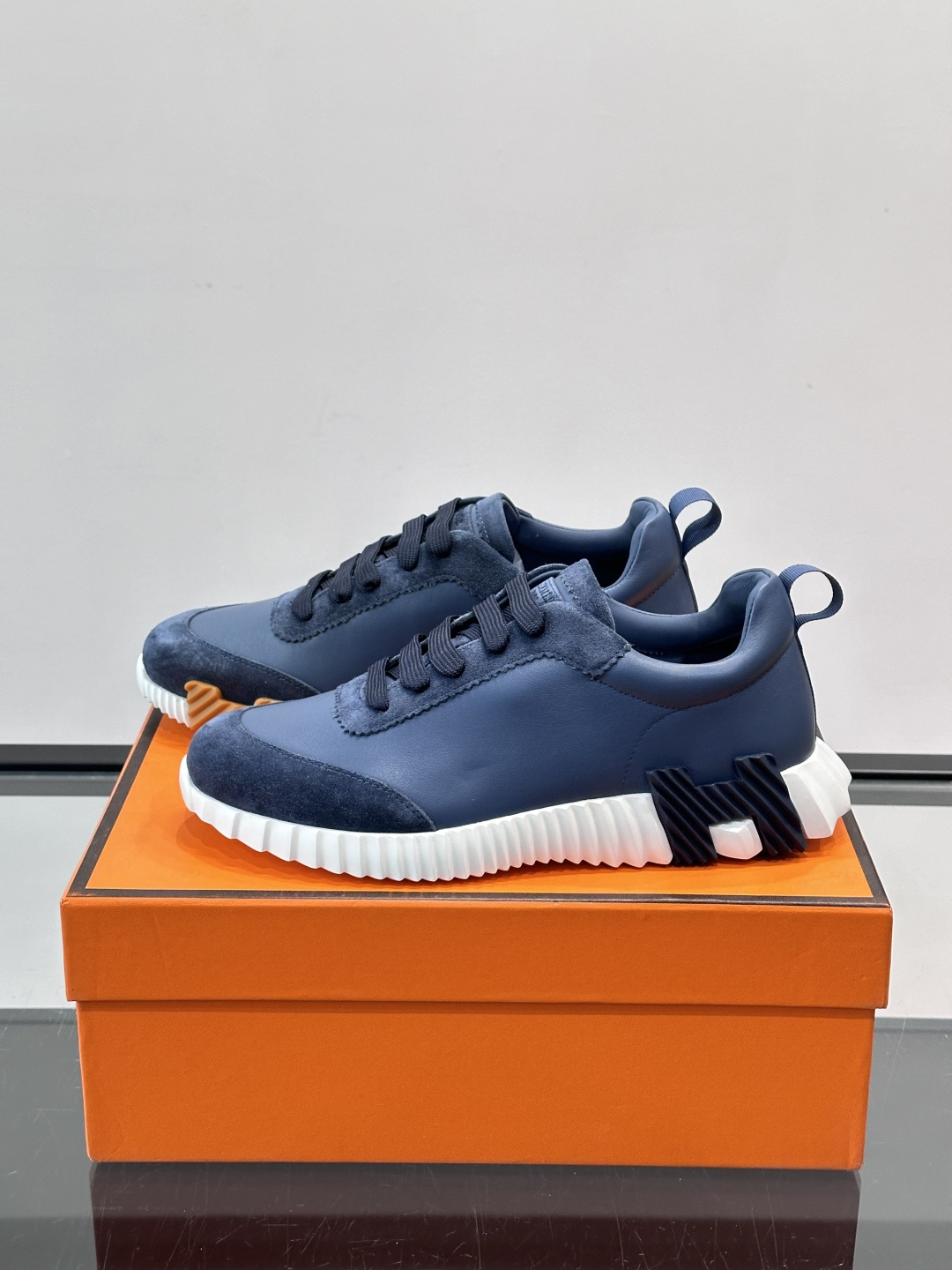 👟爱马仕Bouncing系列运动鞋，牛皮面料。撞色超有型！鞋底是轻盈橡胶，“H”字母超吸睛，活力满满✨，