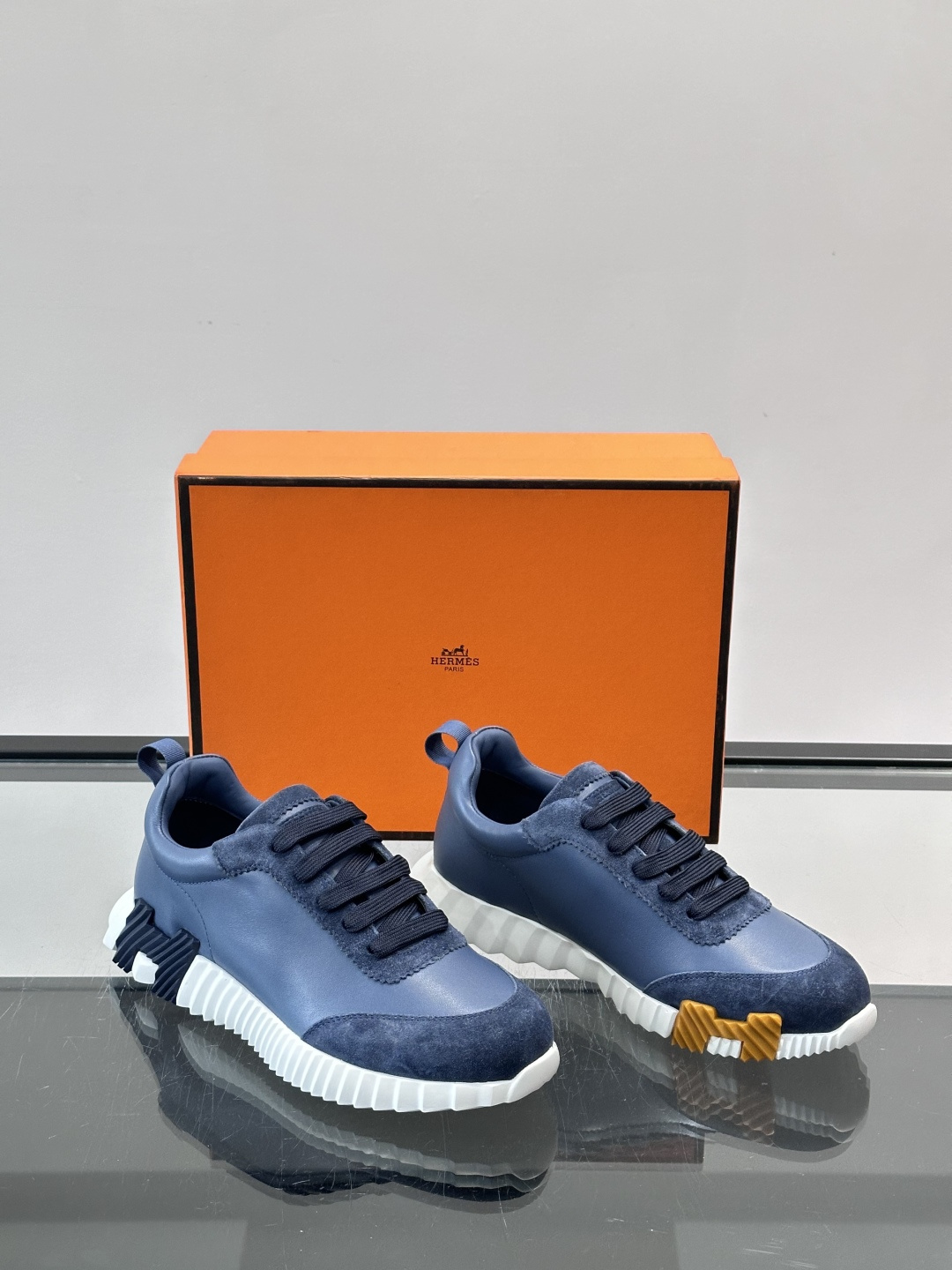 👟爱马仕Bouncing系列运动鞋，牛皮面料。撞色超有型！鞋底是轻盈橡胶，“H”字母超吸睛，活力满满✨，