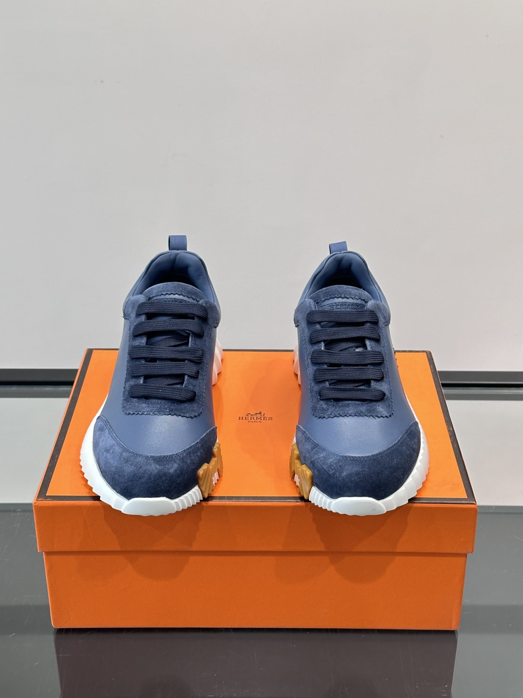 👟爱马仕Bouncing系列运动鞋，牛皮面料。撞色超有型！鞋底是轻盈橡胶，“H”字母超吸睛，活力满满✨，