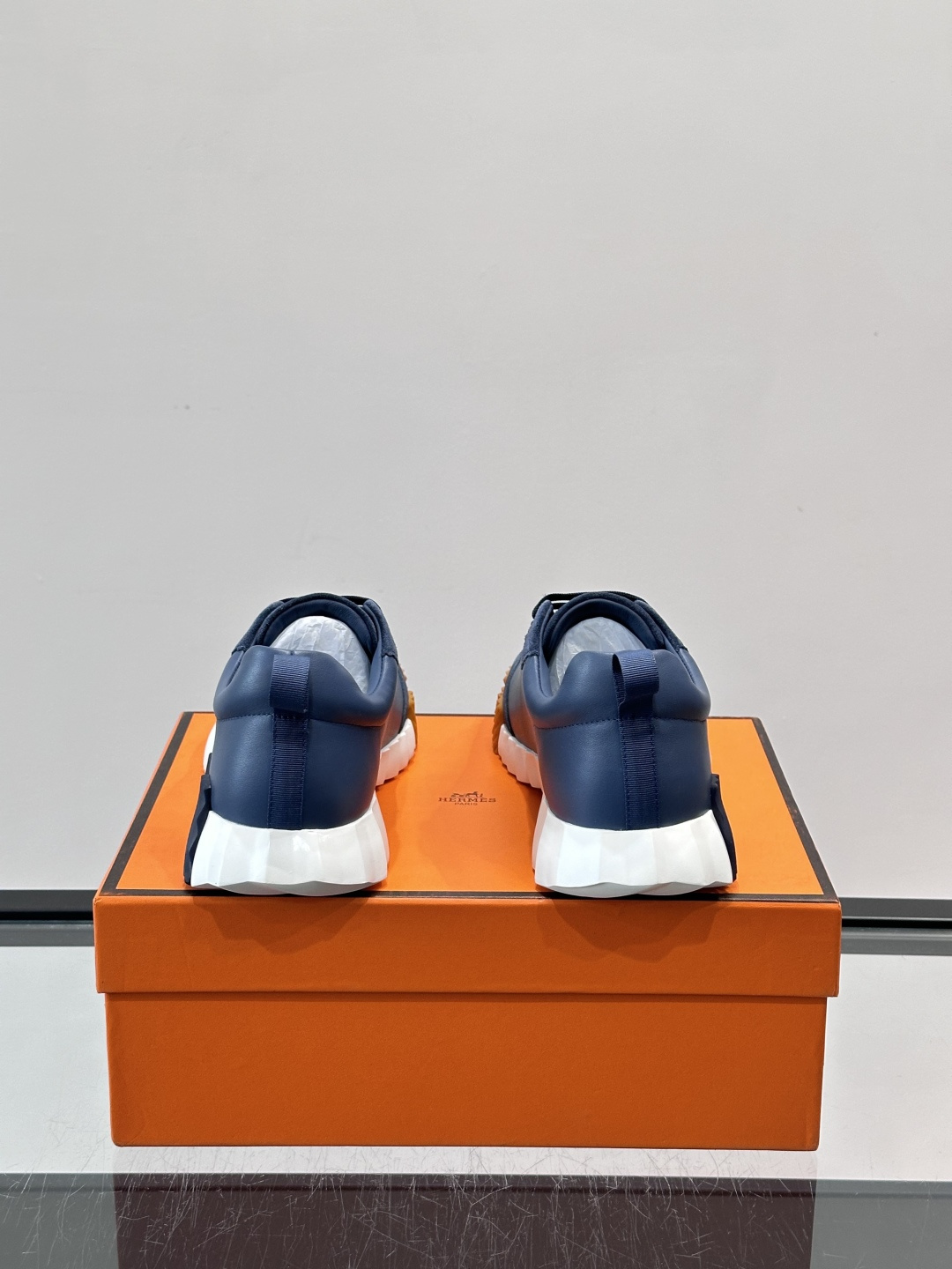 👟爱马仕Bouncing系列运动鞋，牛皮面料。撞色超有型！鞋底是轻盈橡胶，“H”字母超吸睛，活力满满✨，