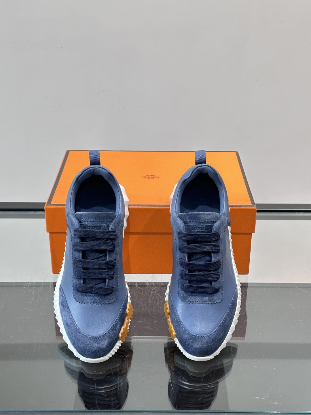 👟爱马仕Bouncing系列运动鞋，牛皮面料。撞色超有型！鞋底是轻盈橡胶，“H”字母超吸睛，活力满满✨，