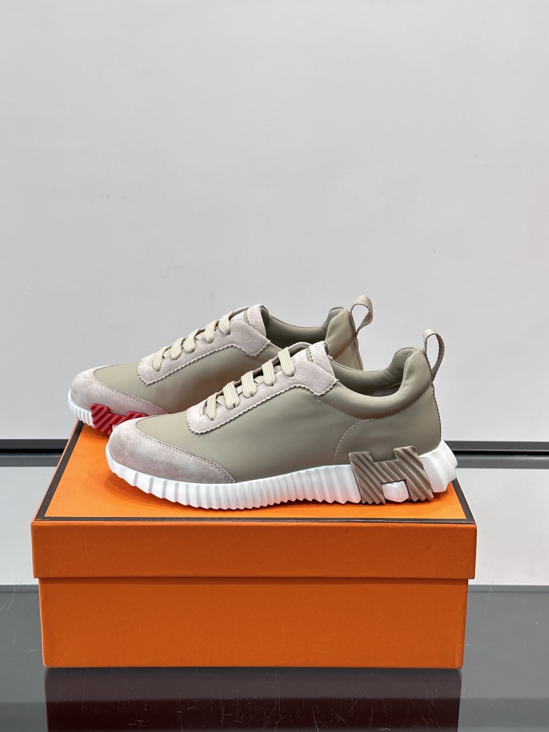 👟爱马仕Bouncing系列运动鞋，牛皮面料。撞色超有型！鞋底是轻盈橡胶，“H”字母超吸睛，活力满满✨，