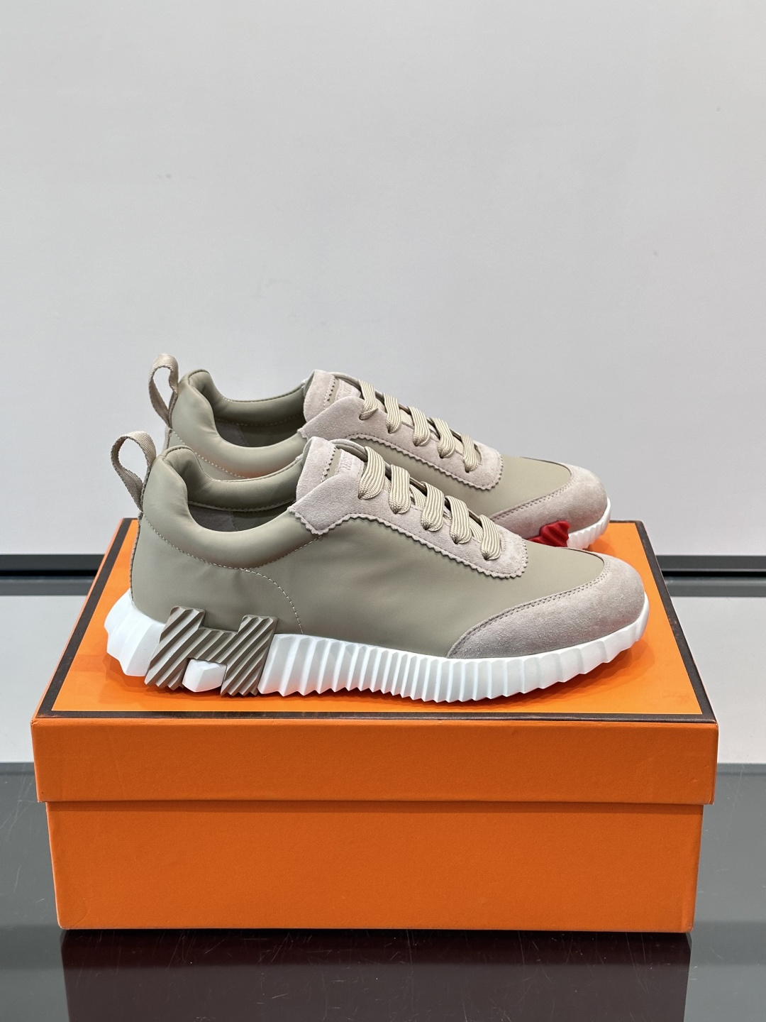 👟爱马仕Bouncing系列运动鞋，牛皮面料。撞色超有型！鞋底是轻盈橡胶，“H”字母超吸睛，活力满满✨，