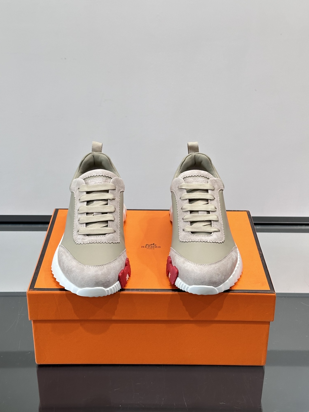 👟爱马仕Bouncing系列运动鞋，牛皮面料。撞色超有型！鞋底是轻盈橡胶，“H”字母超吸睛，活力满满✨，