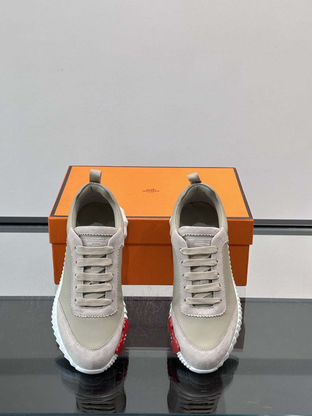 👟爱马仕Bouncing系列运动鞋，牛皮面料。撞色超有型！鞋底是轻盈橡胶，“H”字母超吸睛，活力满满✨，