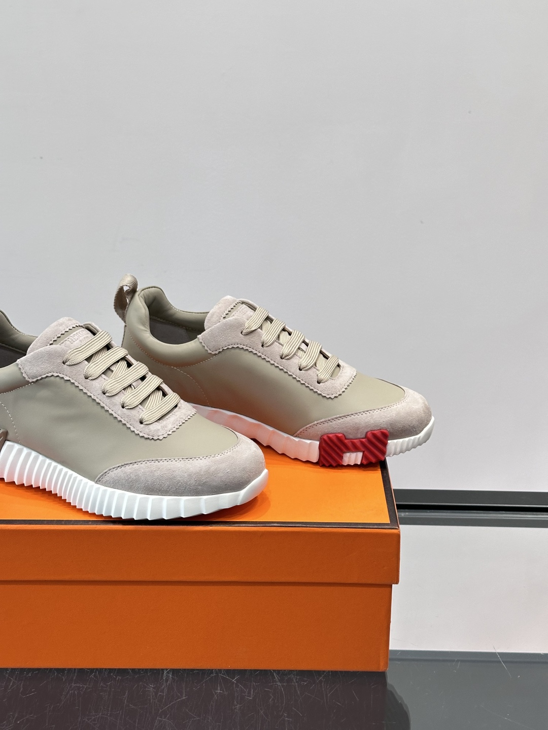 👟爱马仕Bouncing系列运动鞋，牛皮面料。撞色超有型！鞋底是轻盈橡胶，“H”字母超吸睛，活力满满✨，