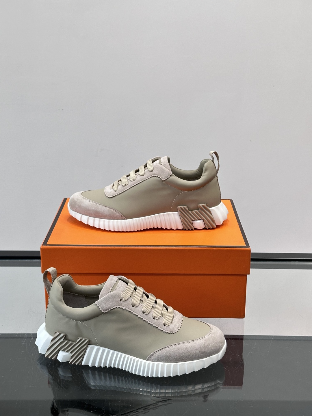 👟爱马仕Bouncing系列运动鞋，牛皮面料。撞色超有型！鞋底是轻盈橡胶，“H”字母超吸睛，活力满满✨，