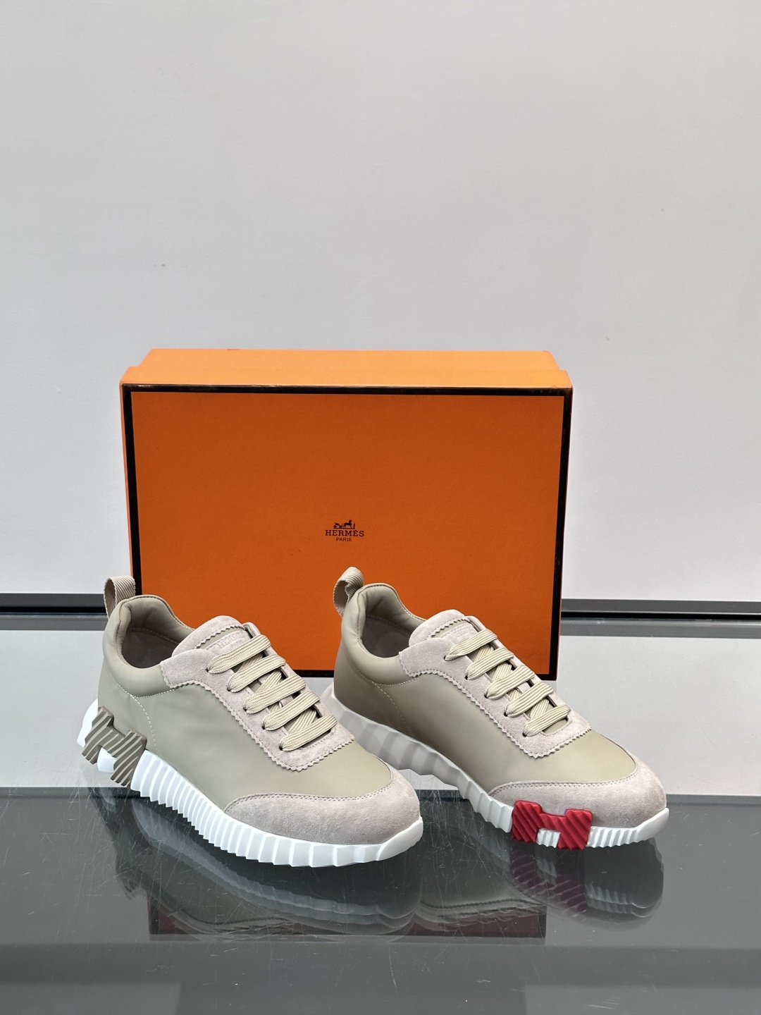 👟爱马仕Bouncing系列运动鞋，牛皮面料。撞色超有型！鞋底是轻盈橡胶，“H”字母超吸睛，活力满满✨，