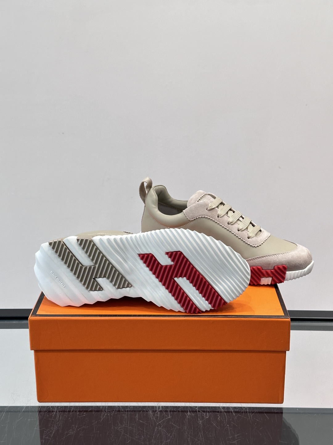 👟爱马仕Bouncing系列运动鞋，牛皮面料。撞色超有型！鞋底是轻盈橡胶，“H”字母超吸睛，活力满满✨，