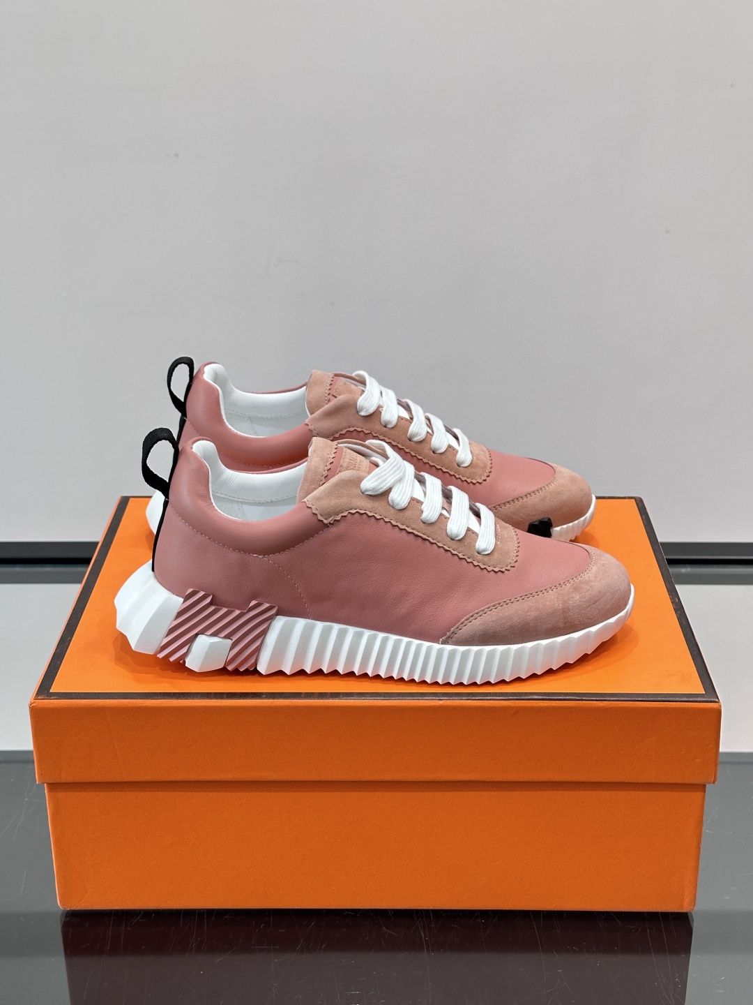 👟爱马仕Bouncing系列运动鞋，牛皮面料。撞色超有型！鞋底是轻盈橡胶，“H”字母超吸睛，活力满满✨，