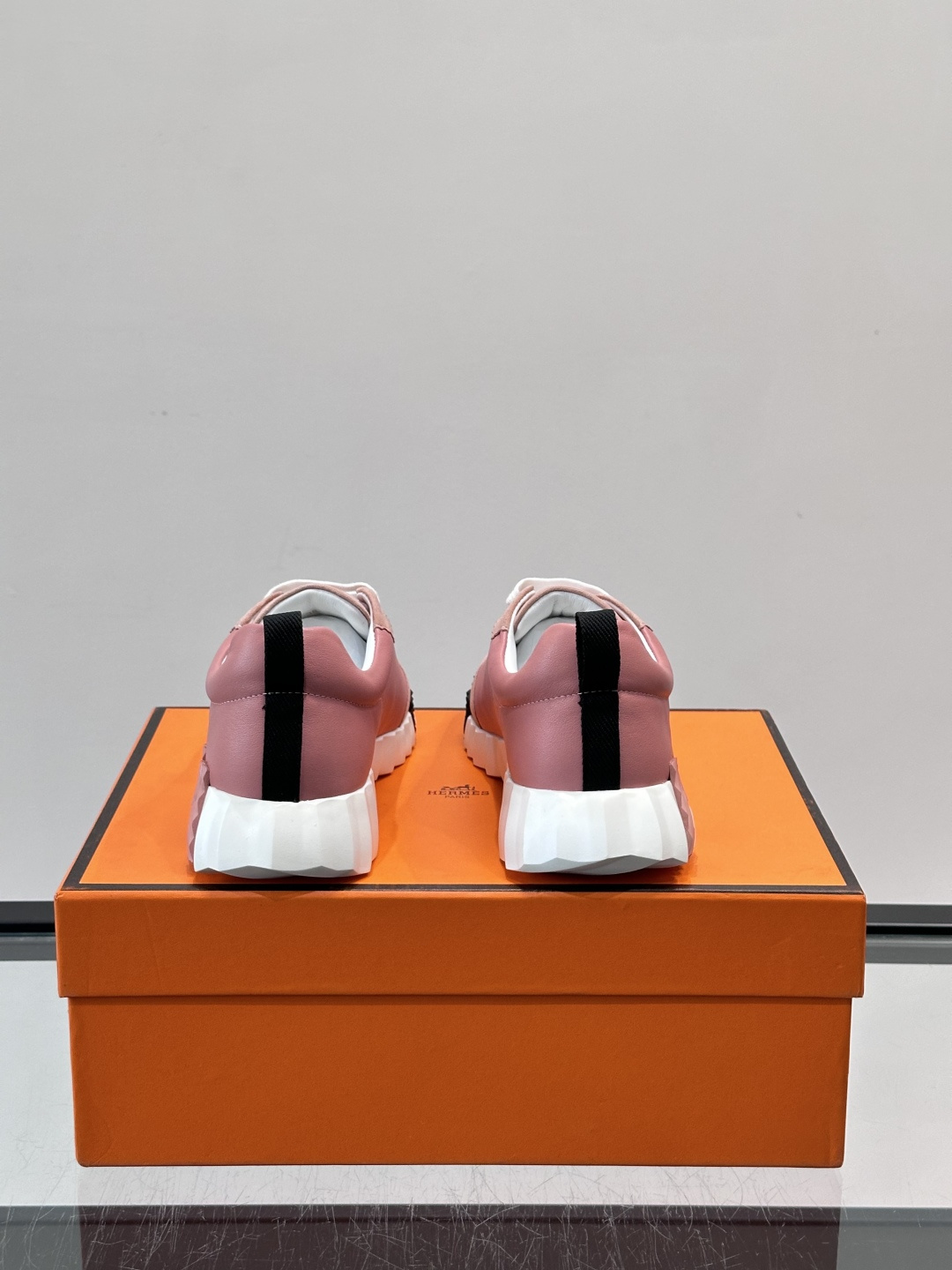 👟爱马仕Bouncing系列运动鞋，牛皮面料。撞色超有型！鞋底是轻盈橡胶，“H”字母超吸睛，活力满满✨，