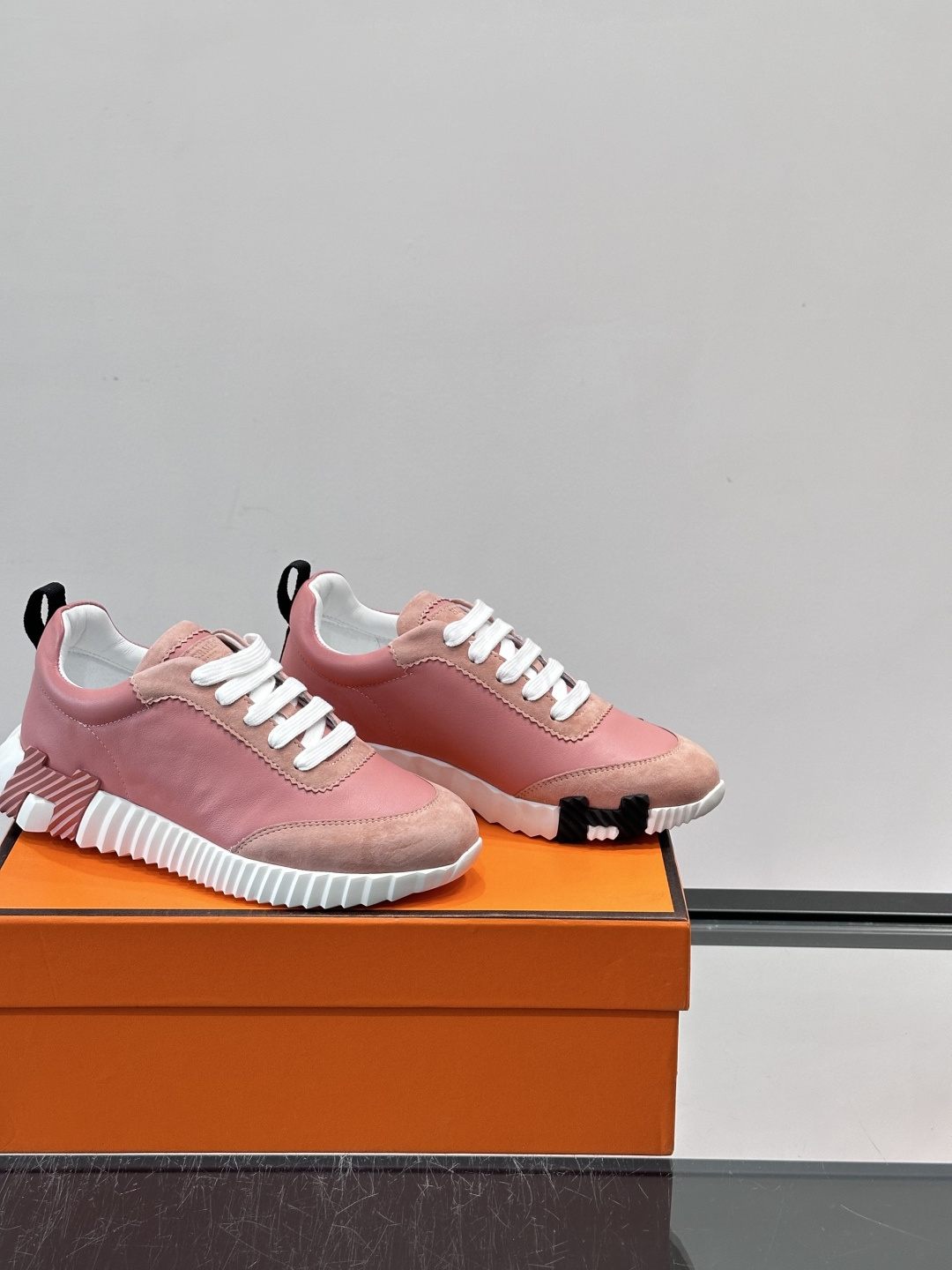 👟爱马仕Bouncing系列运动鞋，牛皮面料。撞色超有型！鞋底是轻盈橡胶，“H”字母超吸睛，活力满满✨，