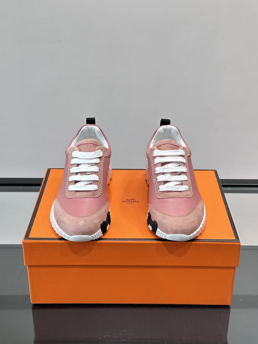 👟爱马仕Bouncing系列运动鞋，牛皮面料。撞色超有型！鞋底是轻盈橡胶，“H”字母超吸睛，活力满满✨，