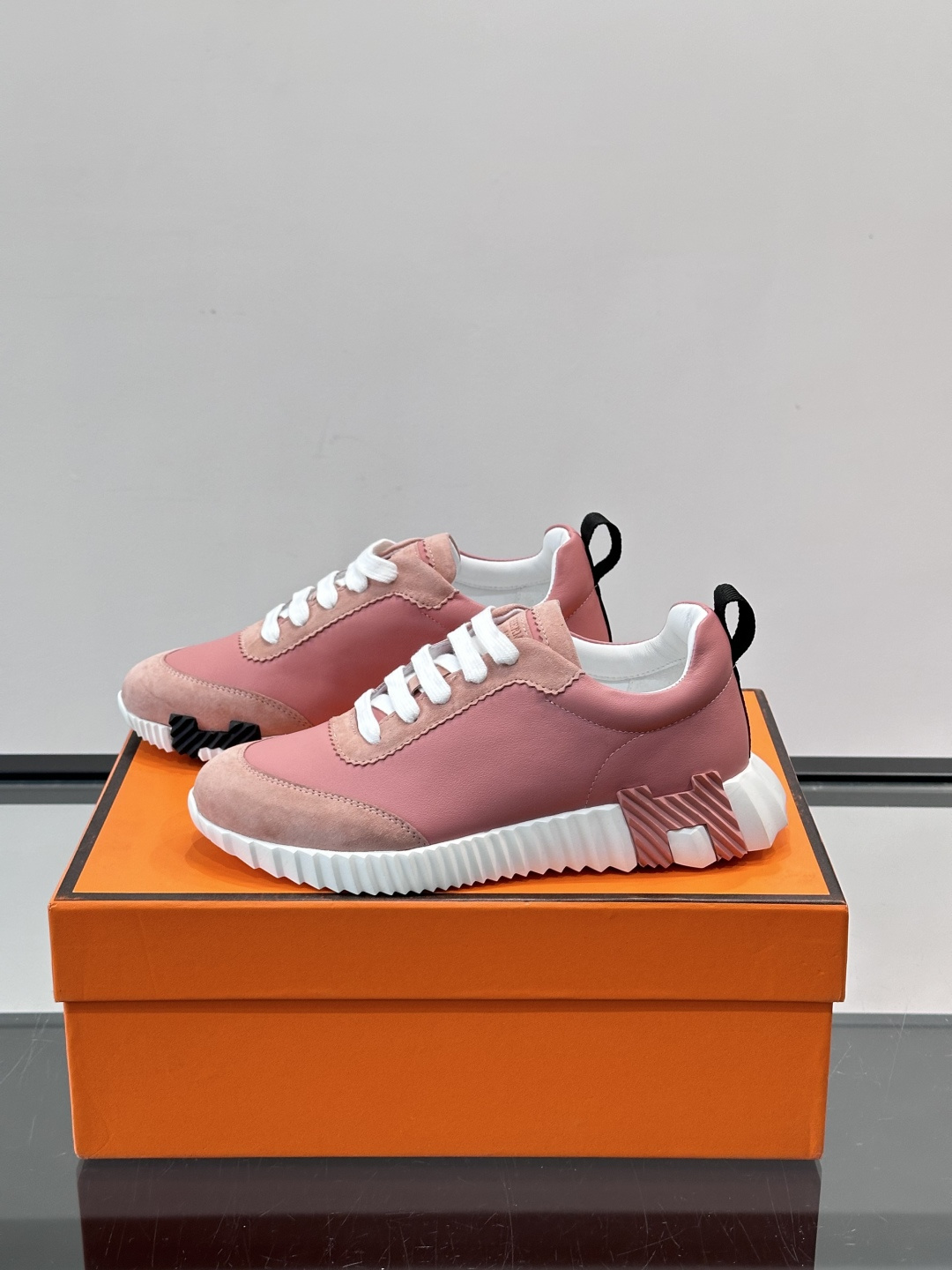 👟爱马仕Bouncing系列运动鞋，牛皮面料。撞色超有型！鞋底是轻盈橡胶，“H”字母超吸睛，活力满满✨，