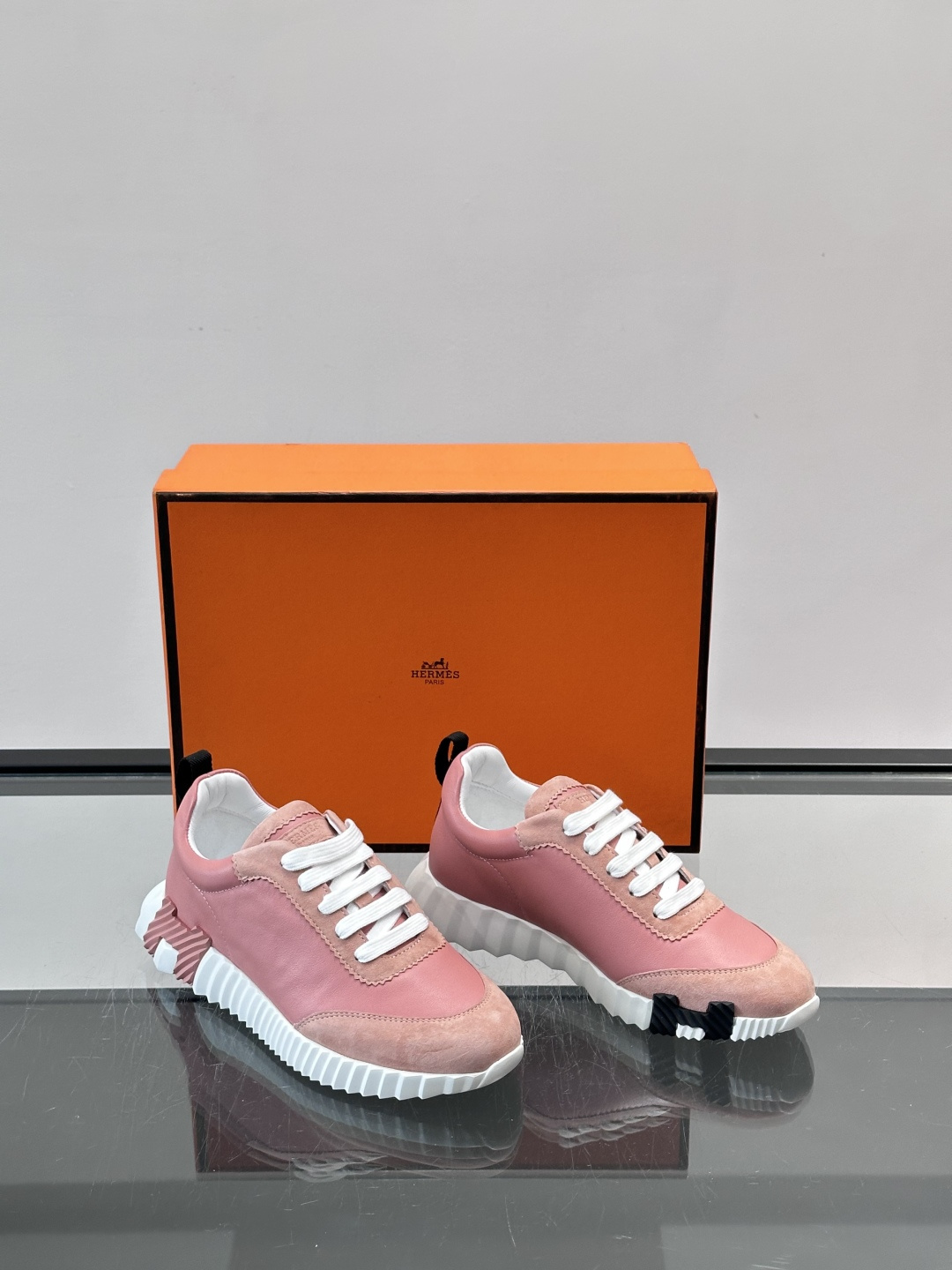 👟爱马仕Bouncing系列运动鞋，牛皮面料。撞色超有型！鞋底是轻盈橡胶，“H”字母超吸睛，活力满满✨，