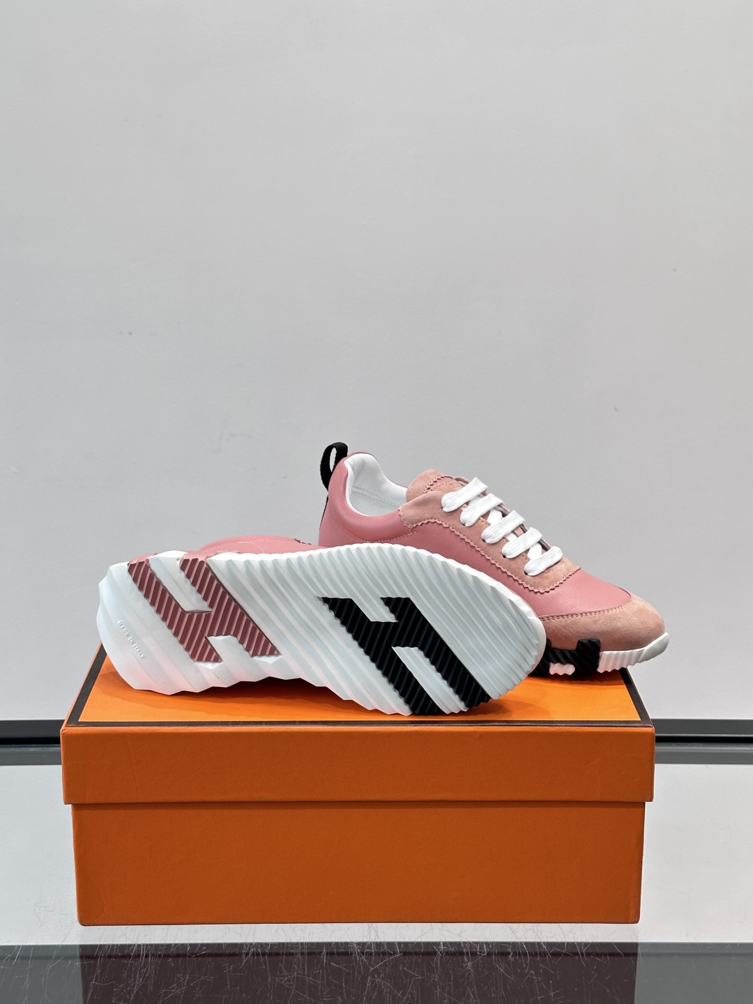 👟爱马仕Bouncing系列运动鞋，牛皮面料。撞色超有型！鞋底是轻盈橡胶，“H”字母超吸睛，活力满满✨，