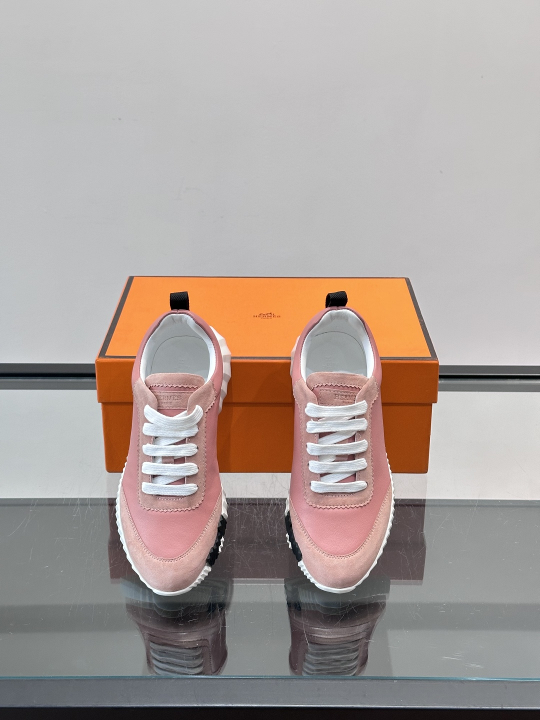 👟爱马仕Bouncing系列运动鞋，牛皮面料。撞色超有型！鞋底是轻盈橡胶，“H”字母超吸睛，活力满满✨，