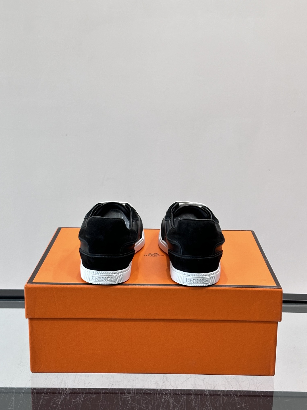 H爱马仕德训板鞋采用拼接设计，真皮+麂皮材质，质感细腻又耐用✨。白色橡胶鞋底，抓地力和舒适度都很棒，日常