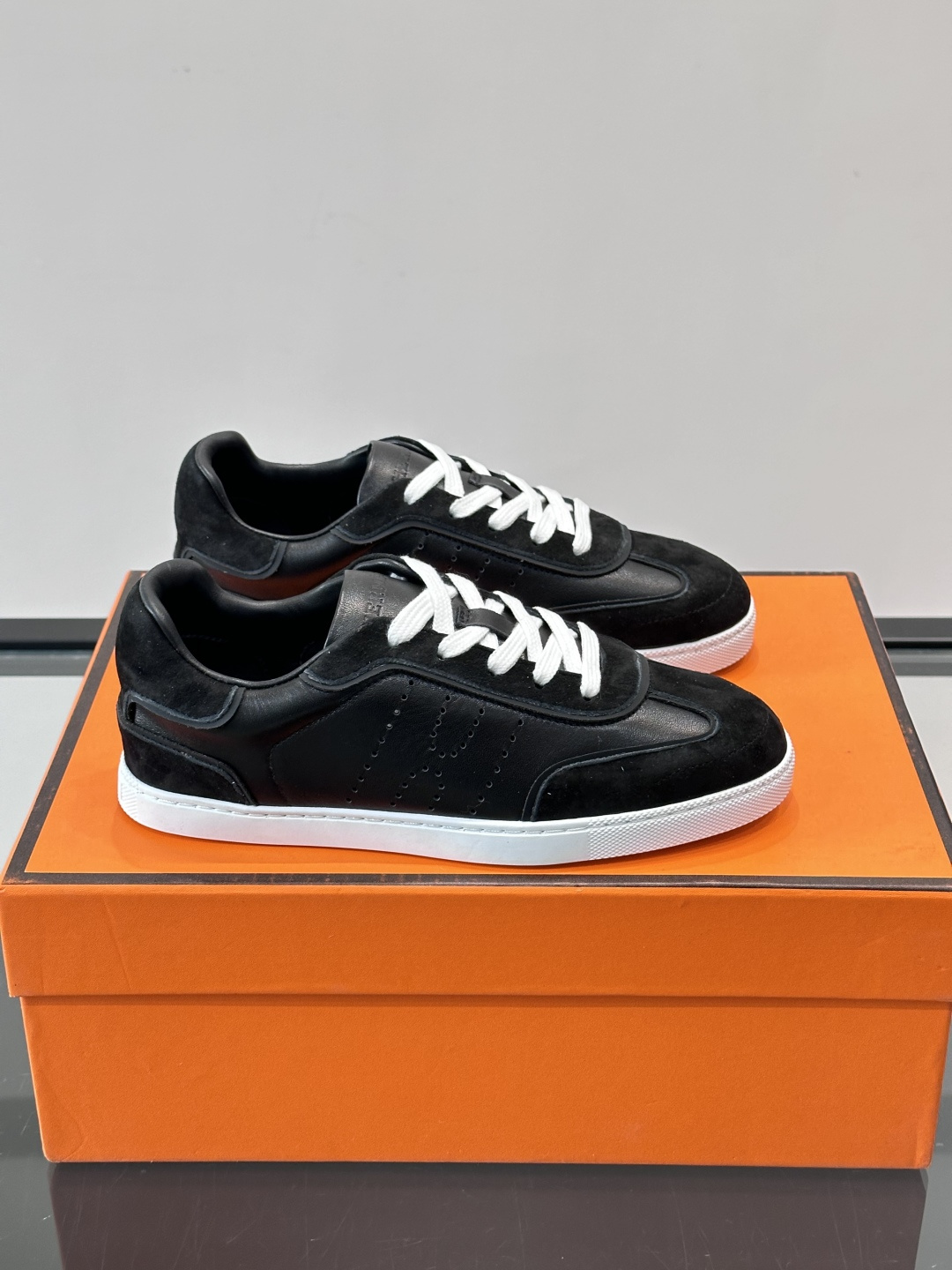 H爱马仕德训板鞋采用拼接设计，真皮+麂皮材质，质感细腻又耐用✨。白色橡胶鞋底，抓地力和舒适度都很棒，日常