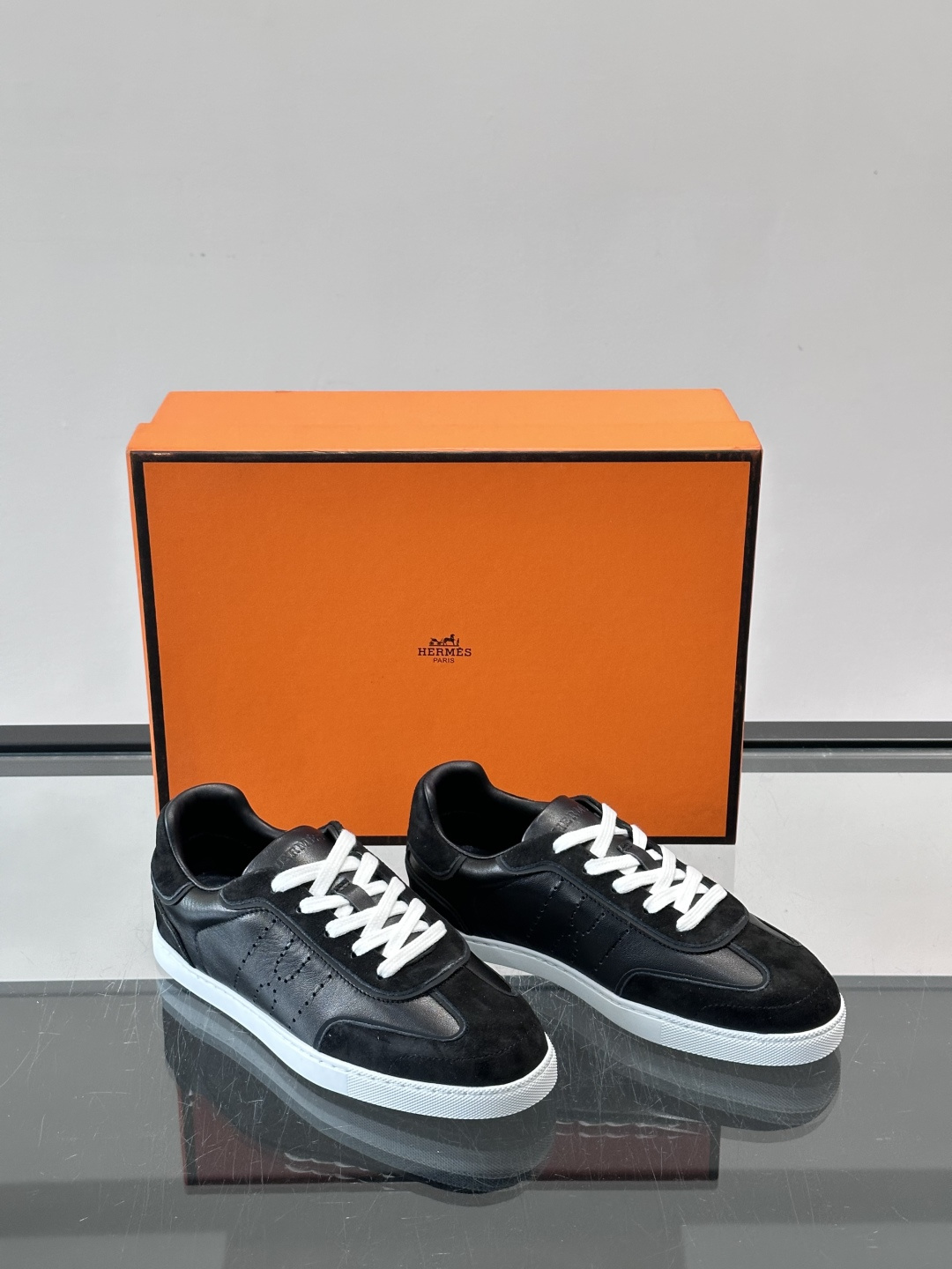 H爱马仕德训板鞋采用拼接设计，真皮+麂皮材质，质感细腻又耐用✨。白色橡胶鞋底，抓地力和舒适度都很棒，日常