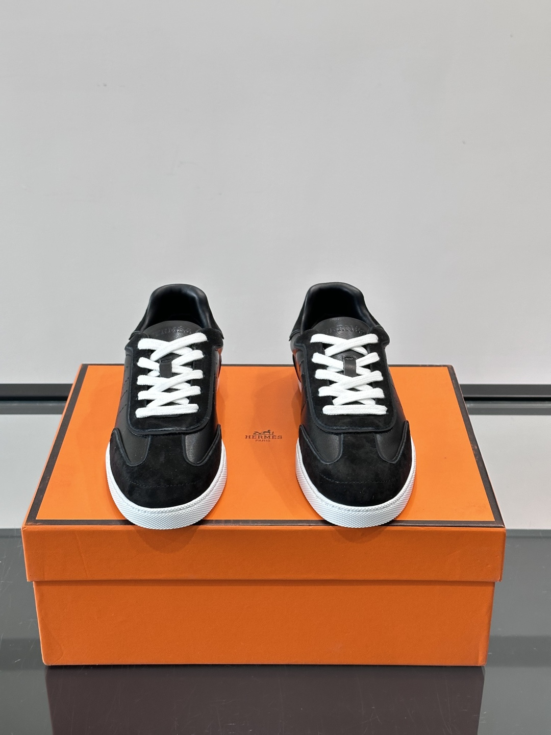 H爱马仕德训板鞋采用拼接设计，真皮+麂皮材质，质感细腻又耐用✨。白色橡胶鞋底，抓地力和舒适度都很棒，日常