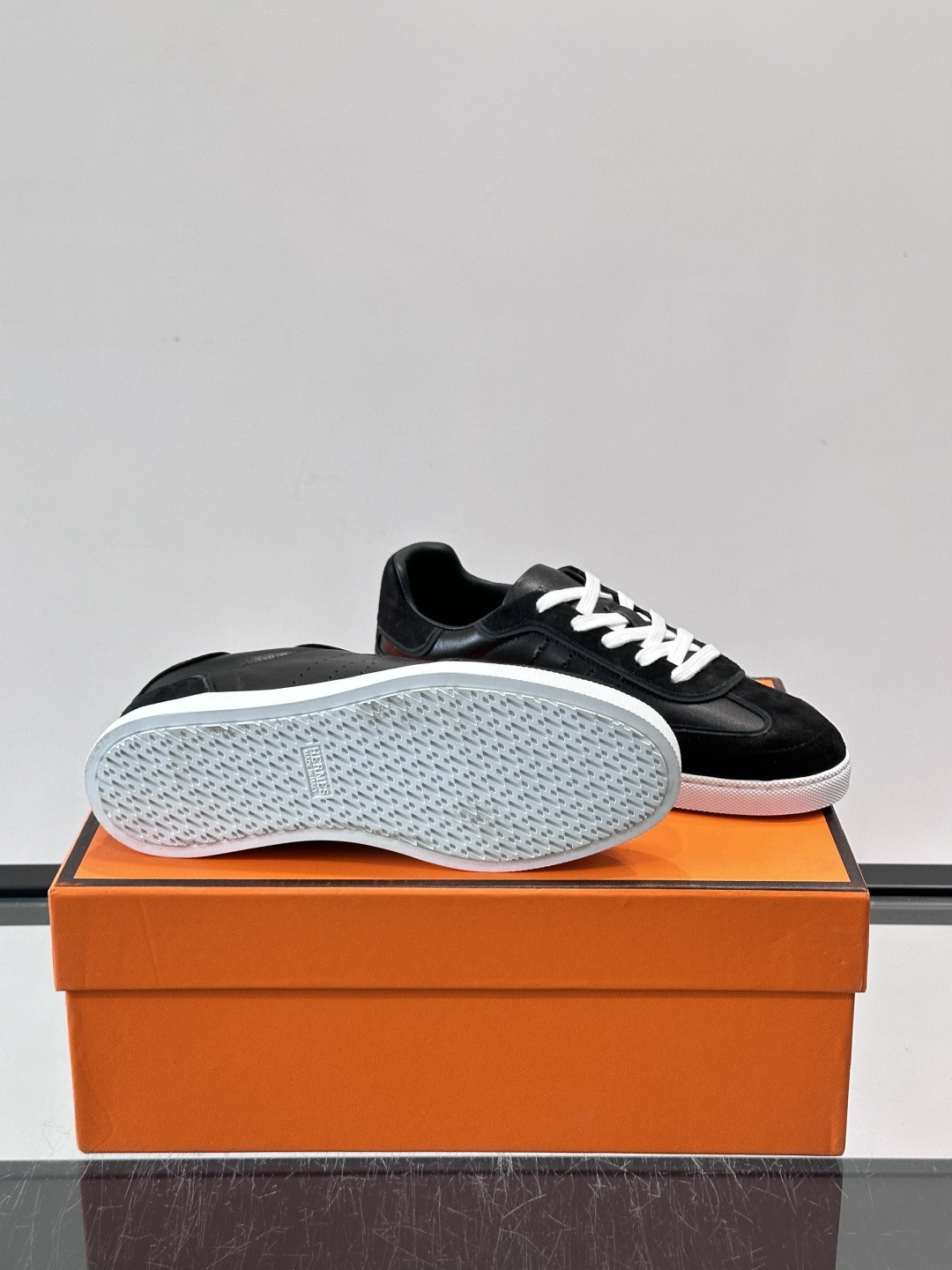 H爱马仕德训板鞋采用拼接设计，真皮+麂皮材质，质感细腻又耐用✨。白色橡胶鞋底，抓地力和舒适度都很棒，日常