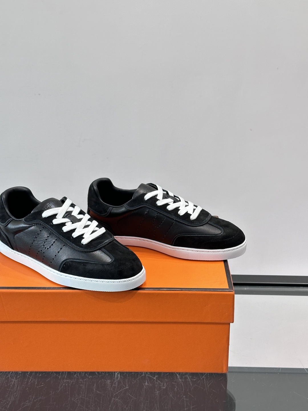 H爱马仕德训板鞋采用拼接设计，真皮+麂皮材质，质感细腻又耐用✨。白色橡胶鞋底，抓地力和舒适度都很棒，日常