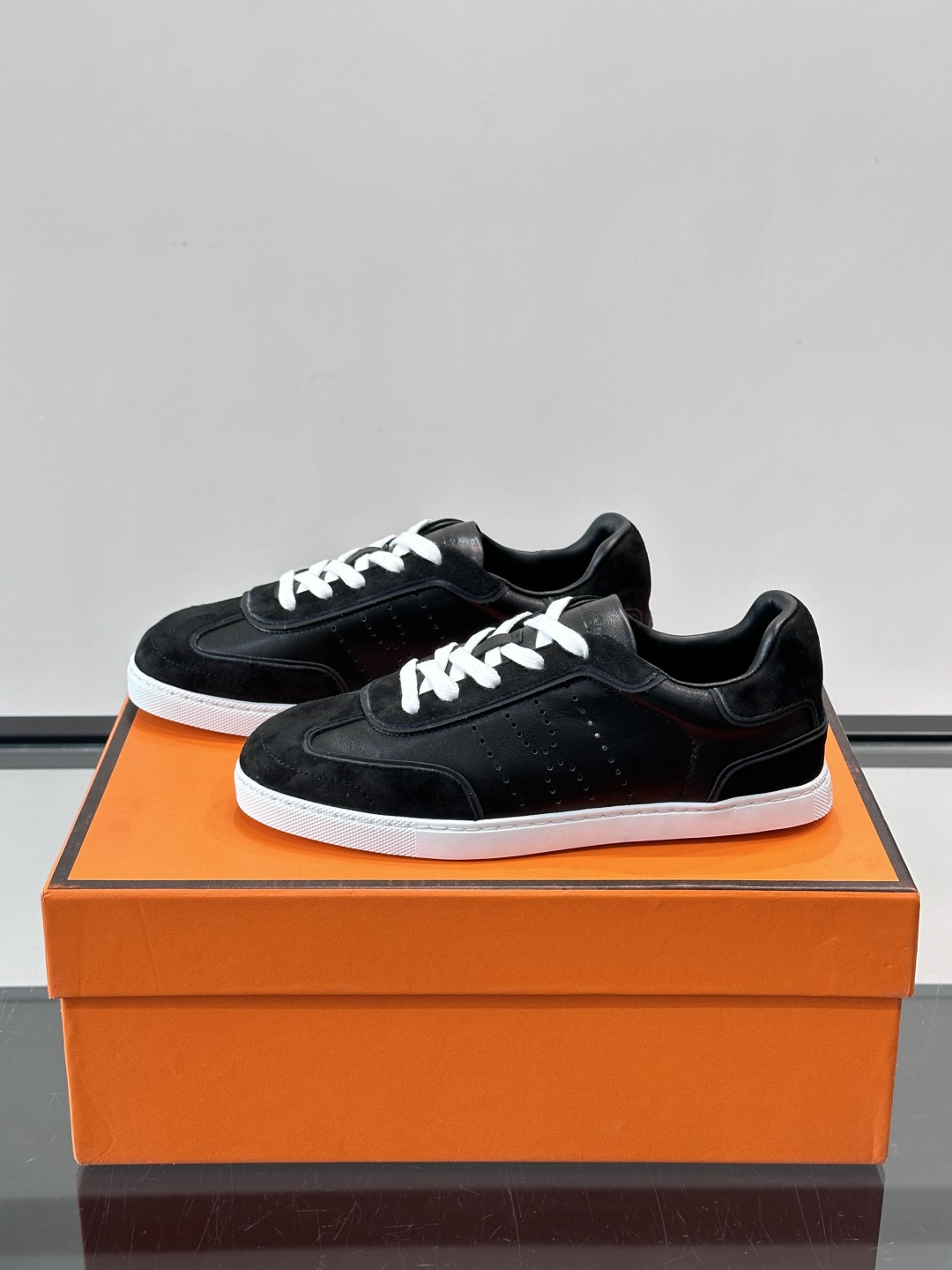 H爱马仕德训板鞋采用拼接设计，真皮+麂皮材质，质感细腻又耐用✨。白色橡胶鞋底，抓地力和舒适度都很棒，日常