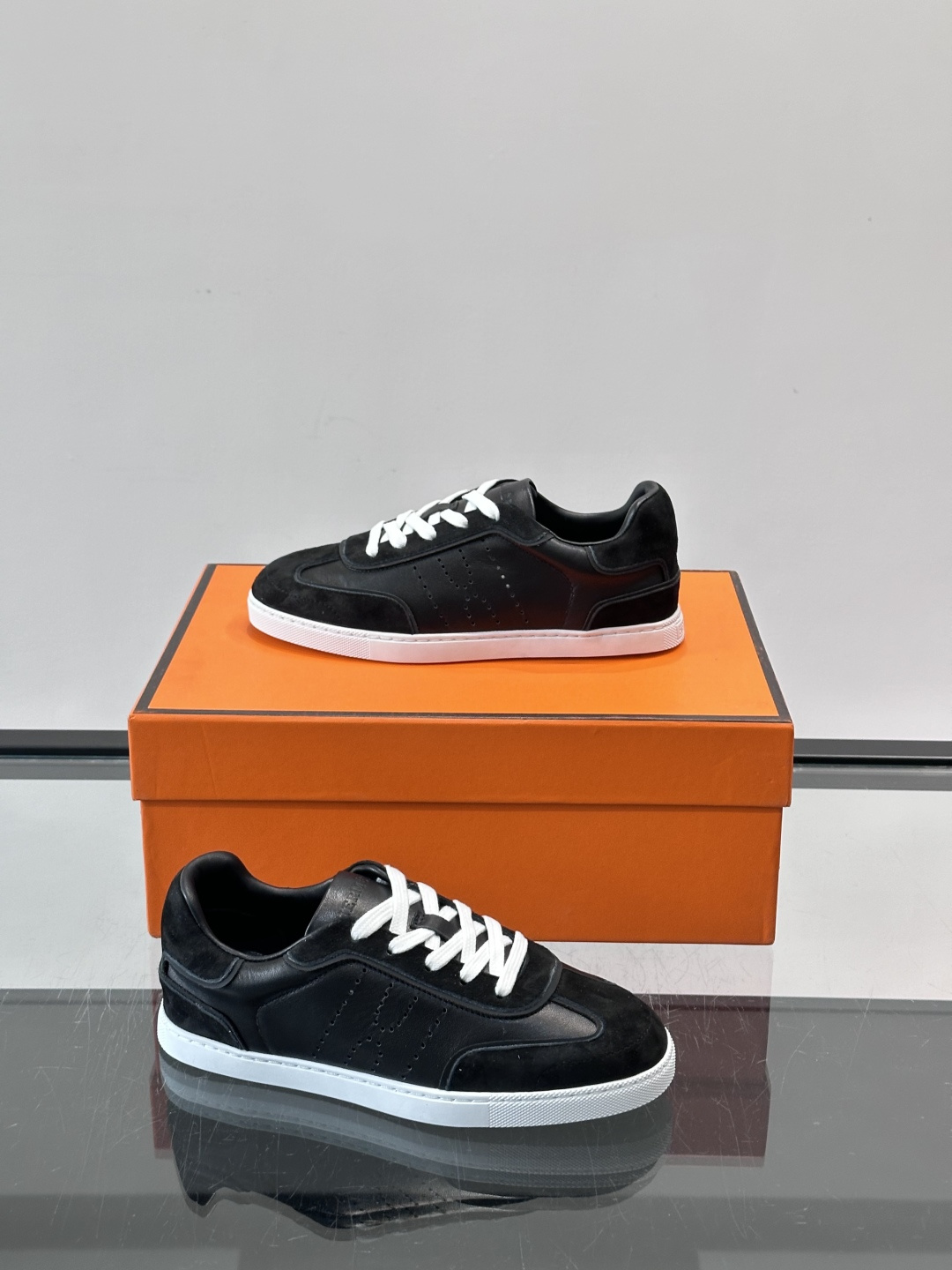 H爱马仕德训板鞋采用拼接设计，真皮+麂皮材质，质感细腻又耐用✨。白色橡胶鞋底，抓地力和舒适度都很棒，日常