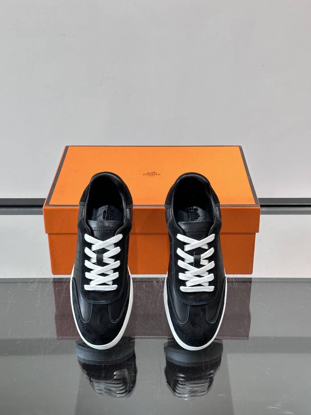 H爱马仕德训板鞋采用拼接设计，真皮+麂皮材质，质感细腻又耐用✨。白色橡胶鞋底，抓地力和舒适度都很棒，日常