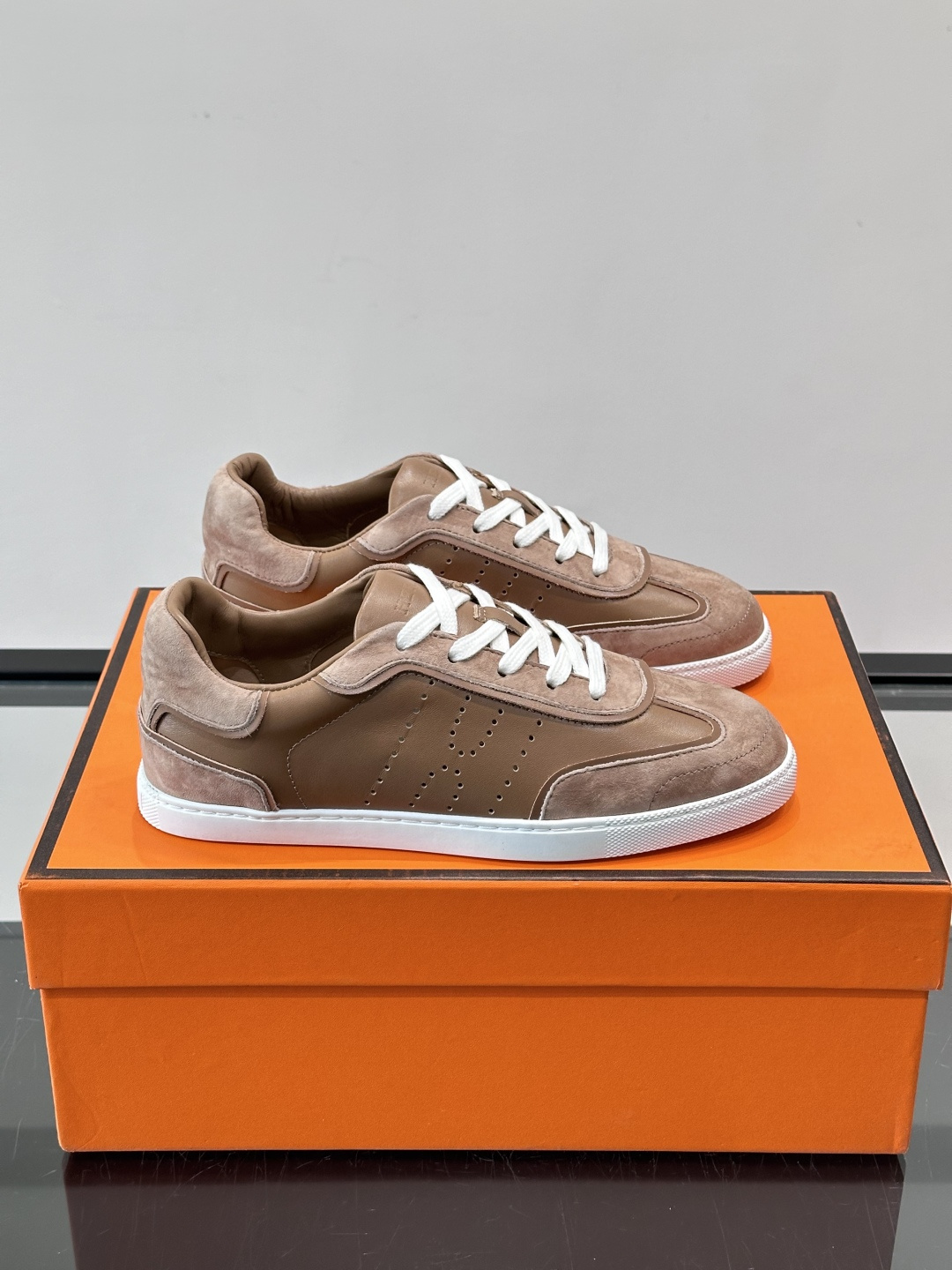 H爱马仕德训板鞋采用拼接设计，真皮+麂皮材质，质感细腻又耐用✨。白色橡胶鞋底，抓地力和舒适度都很棒，日常