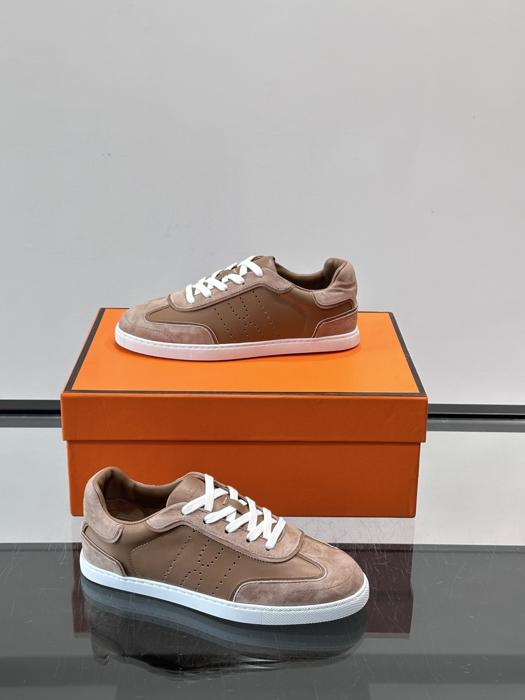 H爱马仕德训板鞋采用拼接设计，真皮+麂皮材质，质感细腻又耐用✨。白色橡胶鞋底，抓地力和舒适度都很棒，日常