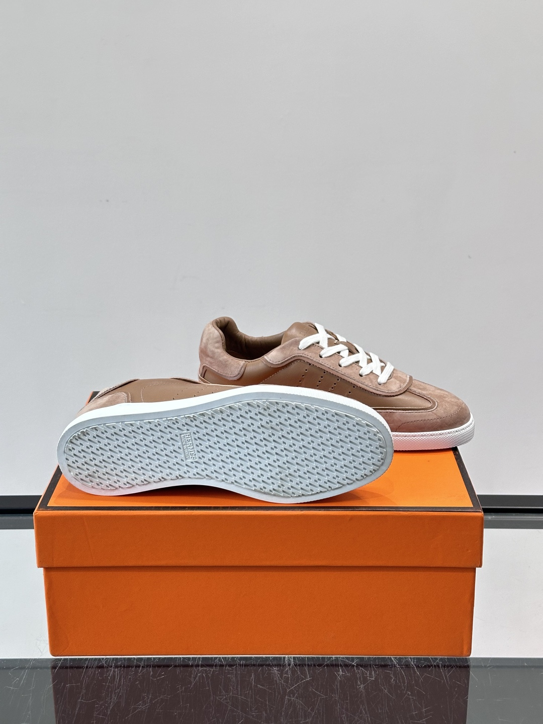 H爱马仕德训板鞋采用拼接设计，真皮+麂皮材质，质感细腻又耐用✨。白色橡胶鞋底，抓地力和舒适度都很棒，日常