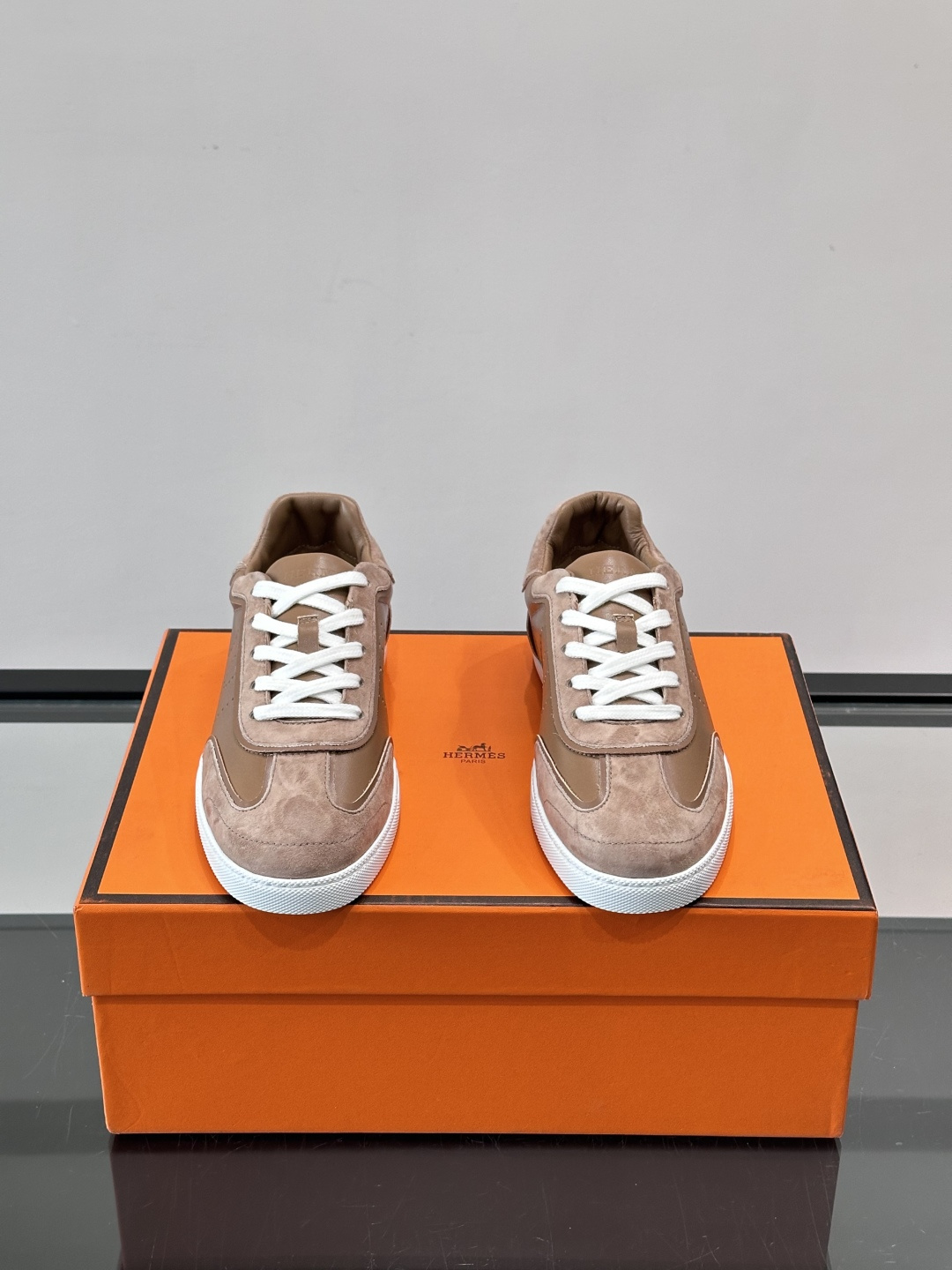 H爱马仕德训板鞋采用拼接设计，真皮+麂皮材质，质感细腻又耐用✨。白色橡胶鞋底，抓地力和舒适度都很棒，日常