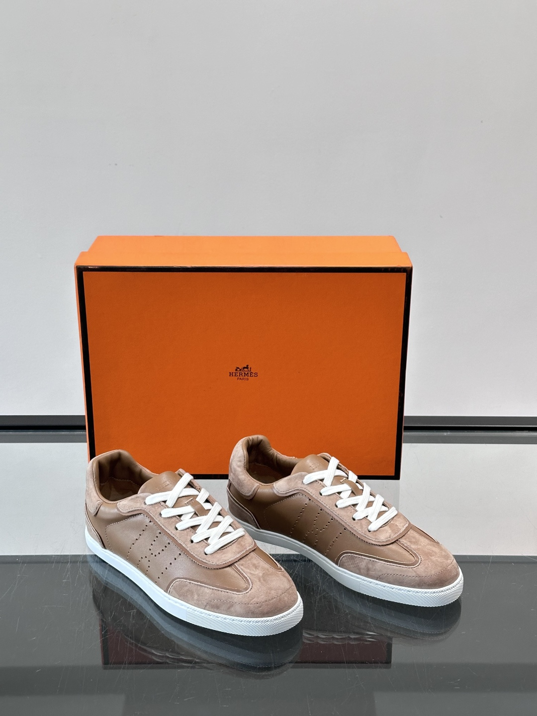 H爱马仕德训板鞋采用拼接设计，真皮+麂皮材质，质感细腻又耐用✨。白色橡胶鞋底，抓地力和舒适度都很棒，日常