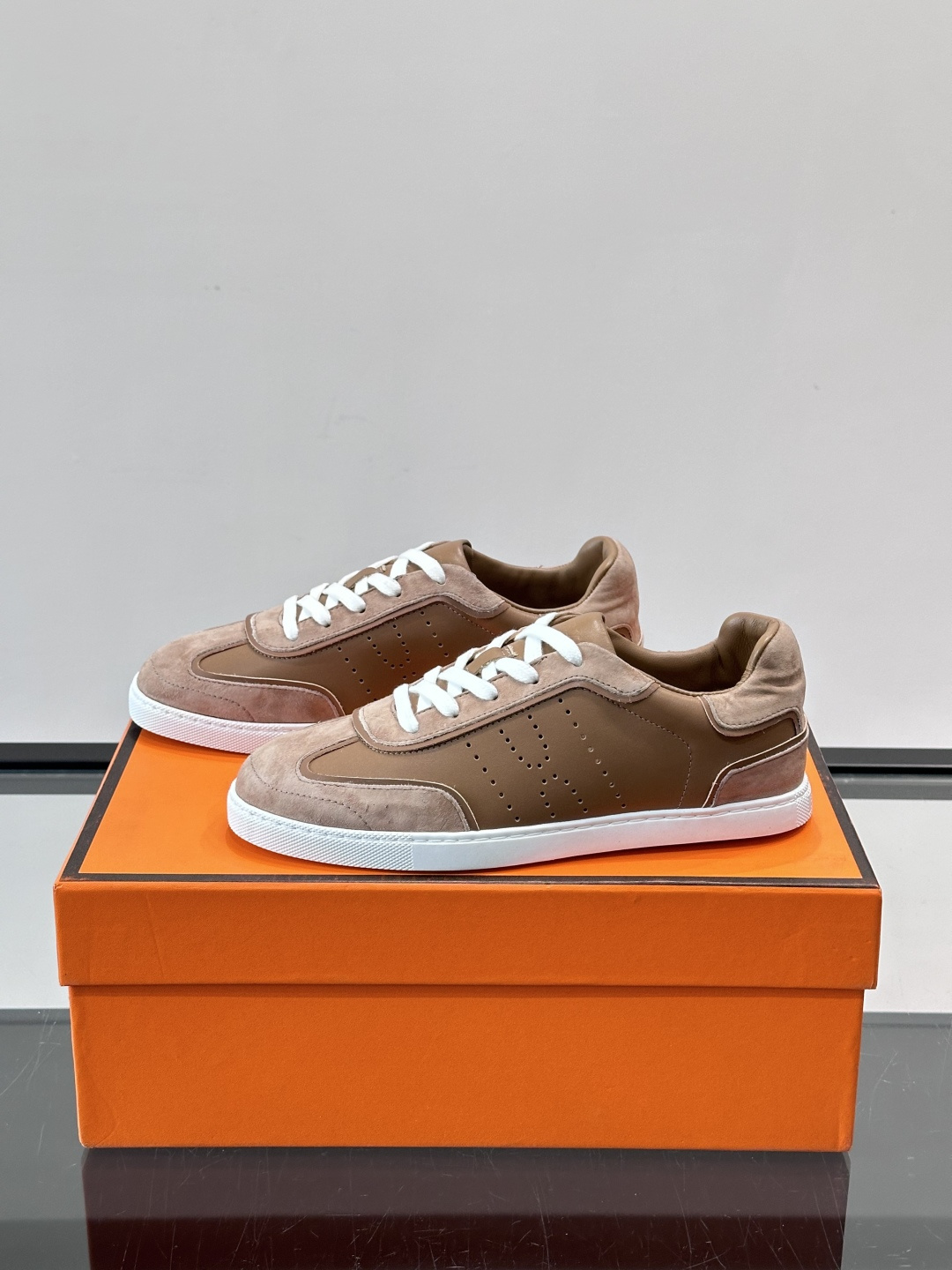 H爱马仕德训板鞋采用拼接设计，真皮+麂皮材质，质感细腻又耐用✨。白色橡胶鞋底，抓地力和舒适度都很棒，日常