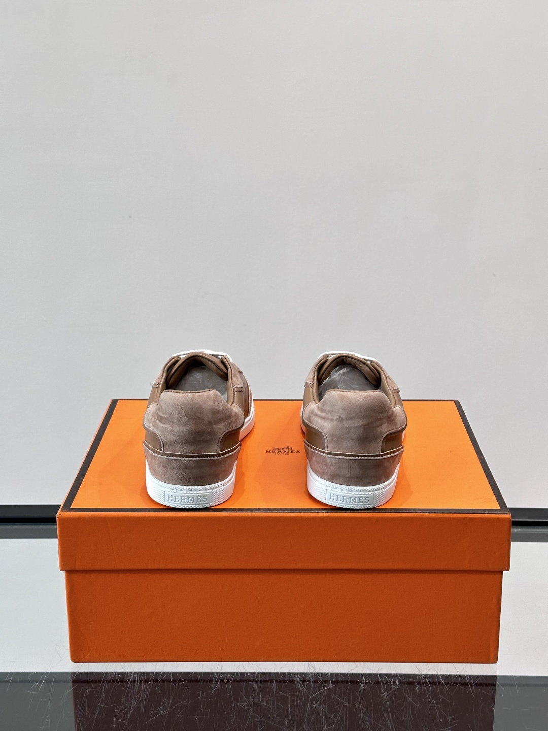 H爱马仕德训板鞋采用拼接设计，真皮+麂皮材质，质感细腻又耐用✨。白色橡胶鞋底，抓地力和舒适度都很棒，日常