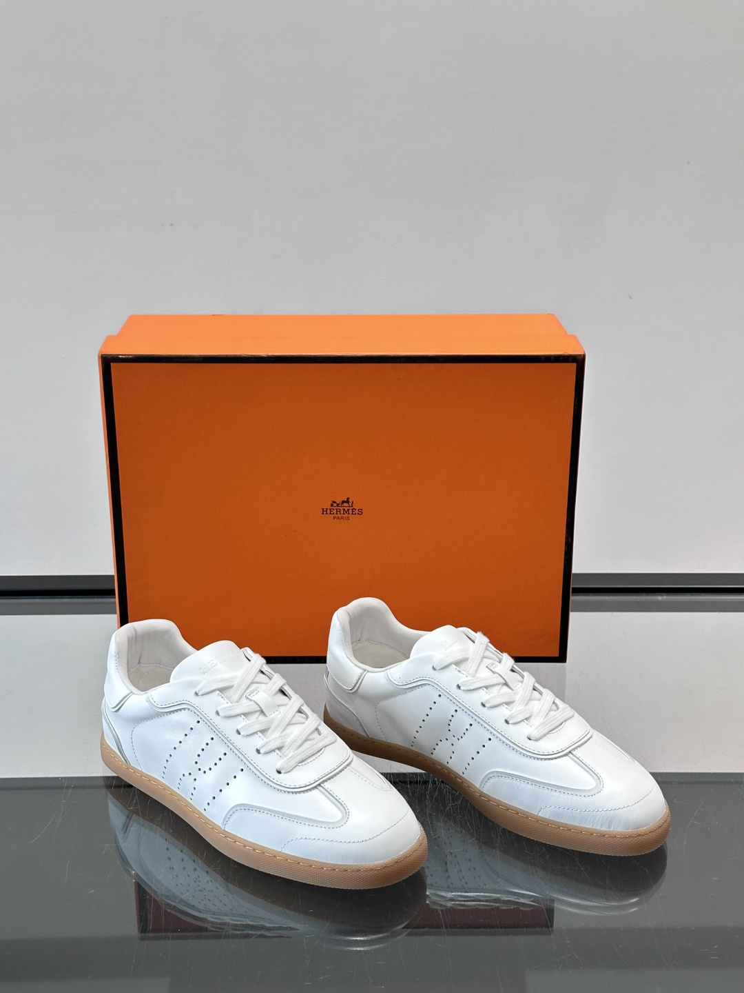 H爱马仕德训板鞋采用拼接设计，真皮+麂皮材质，质感细腻又耐用✨。白色橡胶鞋底，抓地力和舒适度都很棒，日常