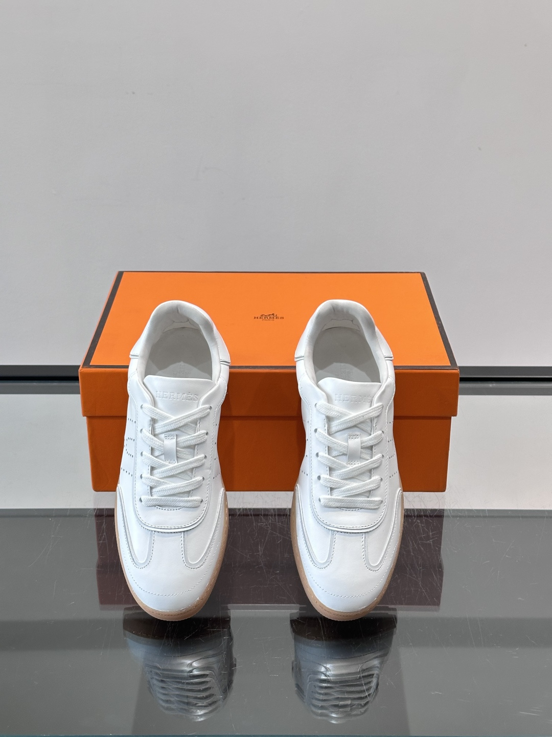 H爱马仕德训板鞋采用拼接设计，真皮+麂皮材质，质感细腻又耐用✨。白色橡胶鞋底，抓地力和舒适度都很棒，日常