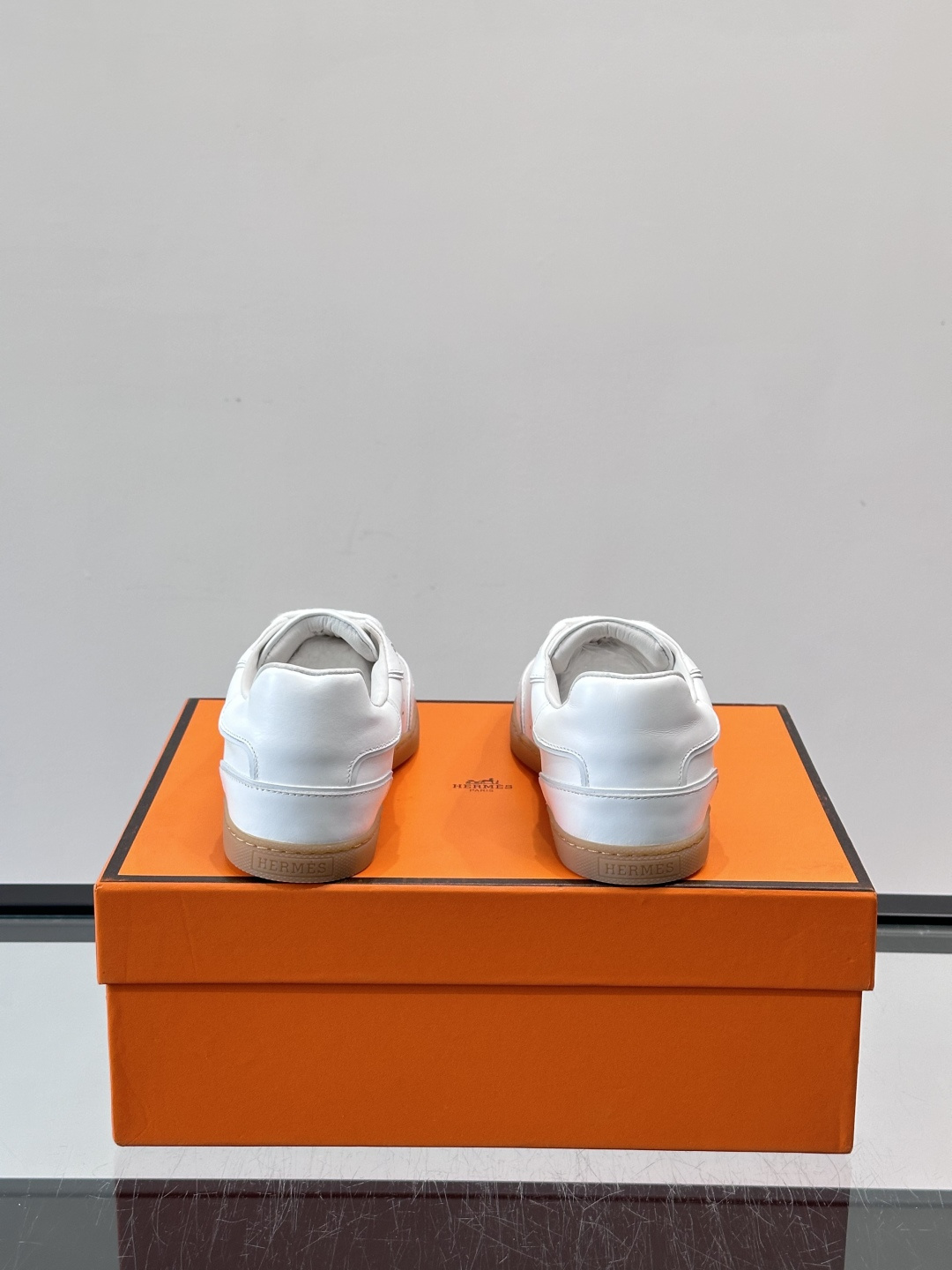 H爱马仕德训板鞋采用拼接设计，真皮+麂皮材质，质感细腻又耐用✨。白色橡胶鞋底，抓地力和舒适度都很棒，日常