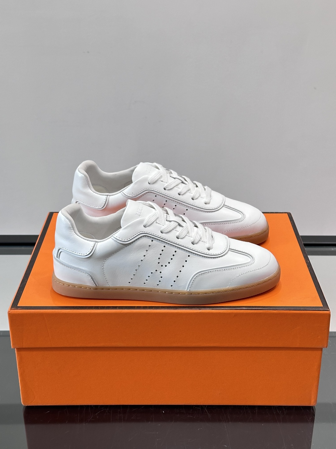 H爱马仕德训板鞋采用拼接设计，真皮+麂皮材质，质感细腻又耐用✨。白色橡胶鞋底，抓地力和舒适度都很棒，日常