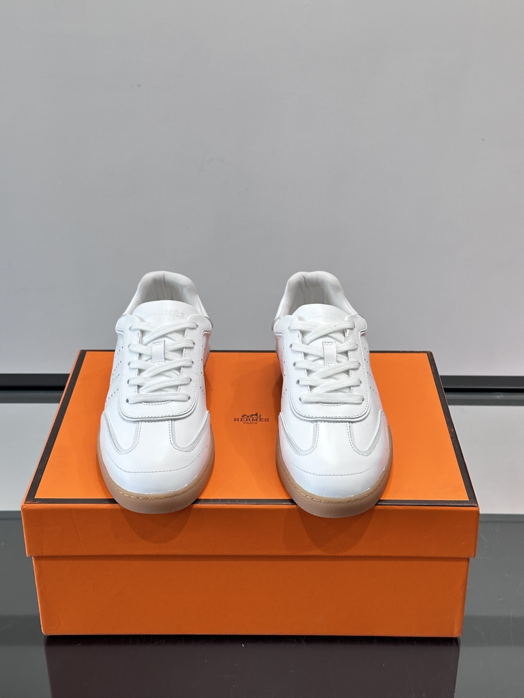 H爱马仕德训板鞋采用拼接设计，真皮+麂皮材质，质感细腻又耐用✨。白色橡胶鞋底，抓地力和舒适度都很棒，日常